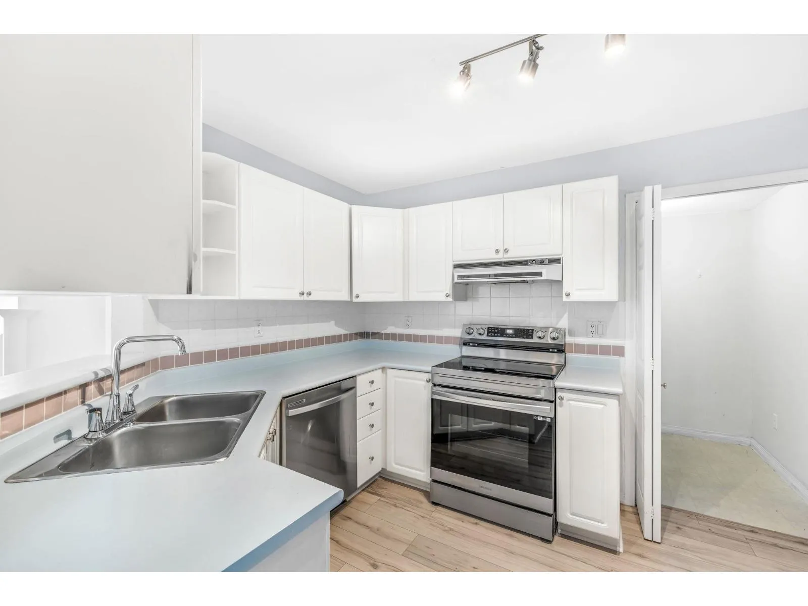 Apartment for rent: 212 7151 121 Street, Surrey, British Columbia V3W 0E7