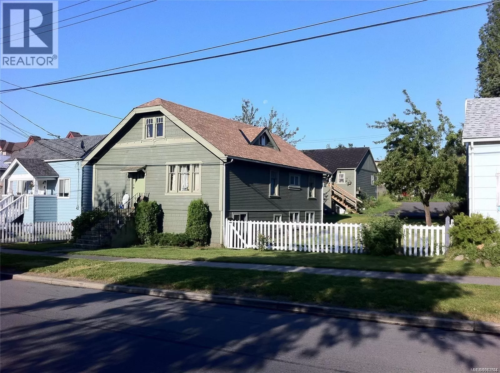 House for rent: 212 Haliburton St, Nanaimo, British Columbia V9R 4W1