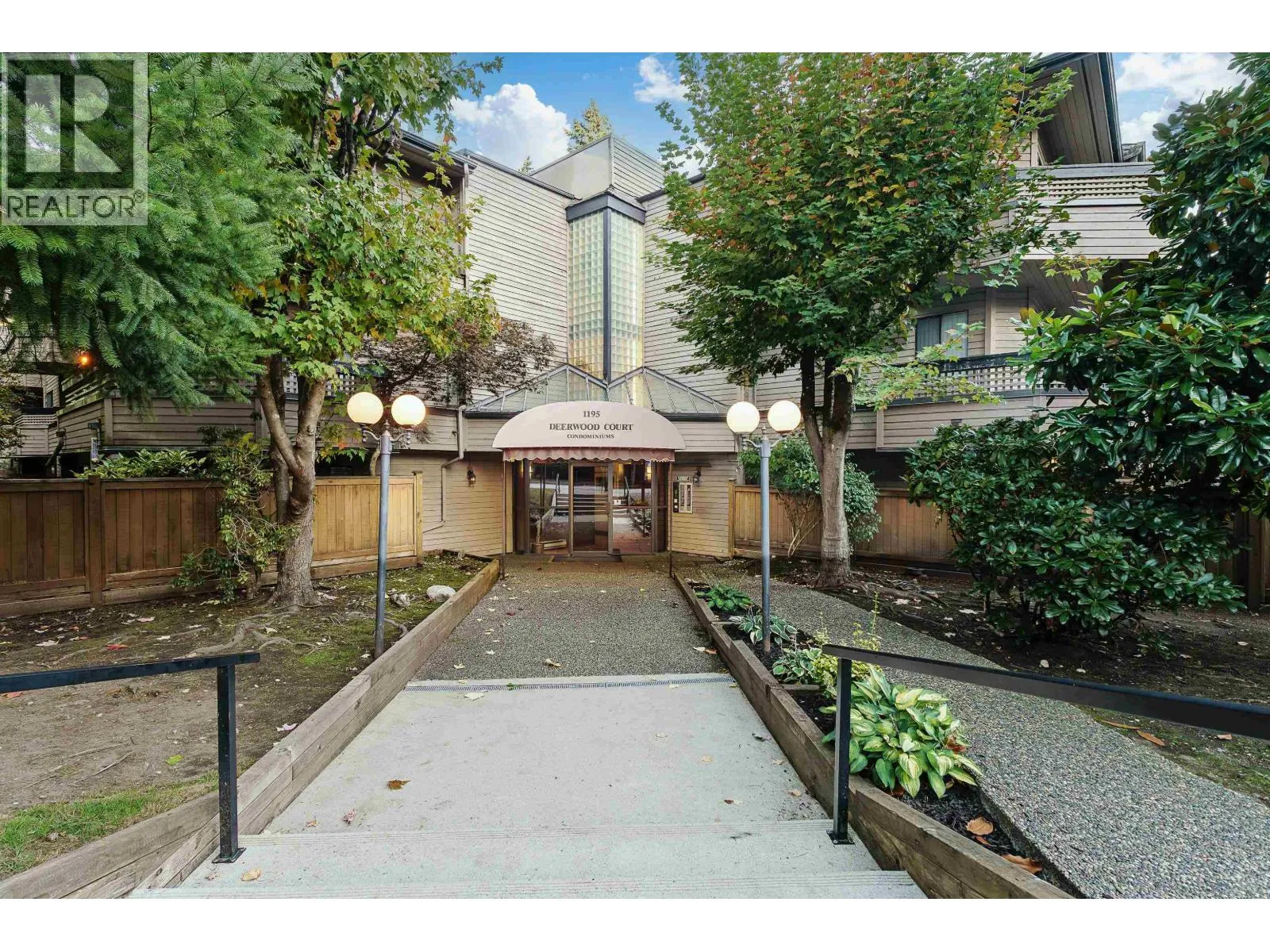 Apartment for rent: 213 1195 Pipeline Road, Coquitlam, British Columbia V3B 6J5