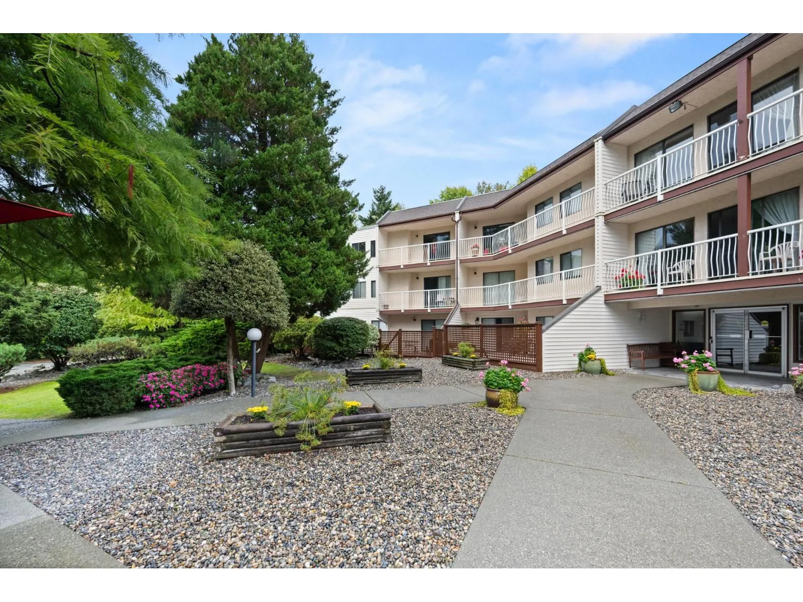 Apartment for rent: 213 12890 17 Avenue, Surrey, British Columbia V4A 1T5