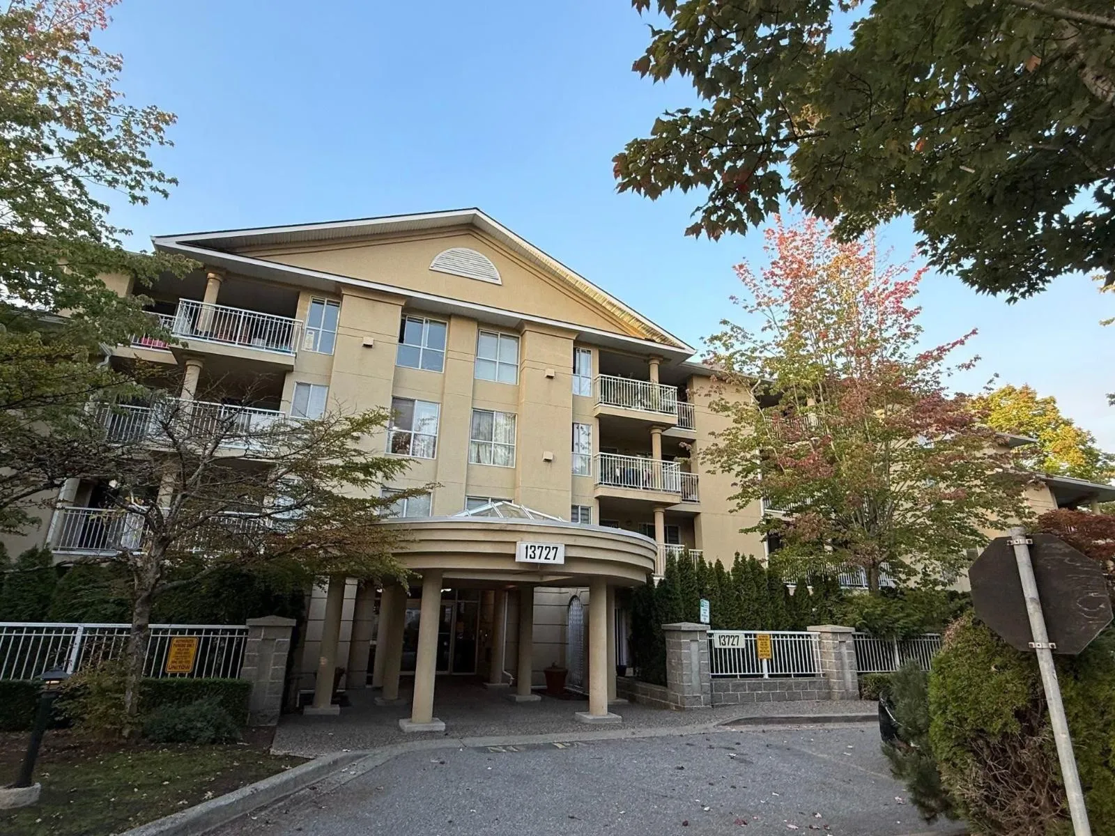 Apartment for rent: 213 13727 74 Avenue, Surrey, British Columbia V3W 0M7