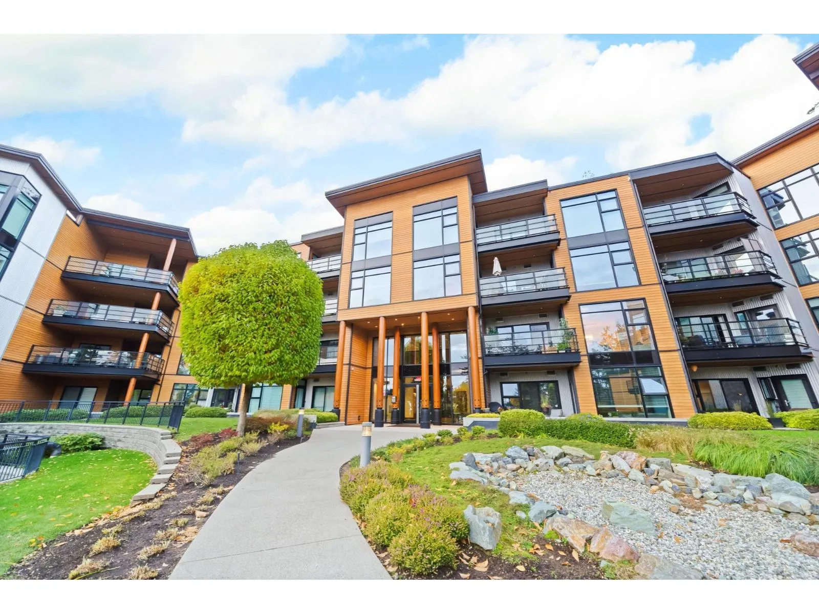 Apartment for rent: 213 14855 Thrift Avenue, White Rock, British Columbia V4B 2J6