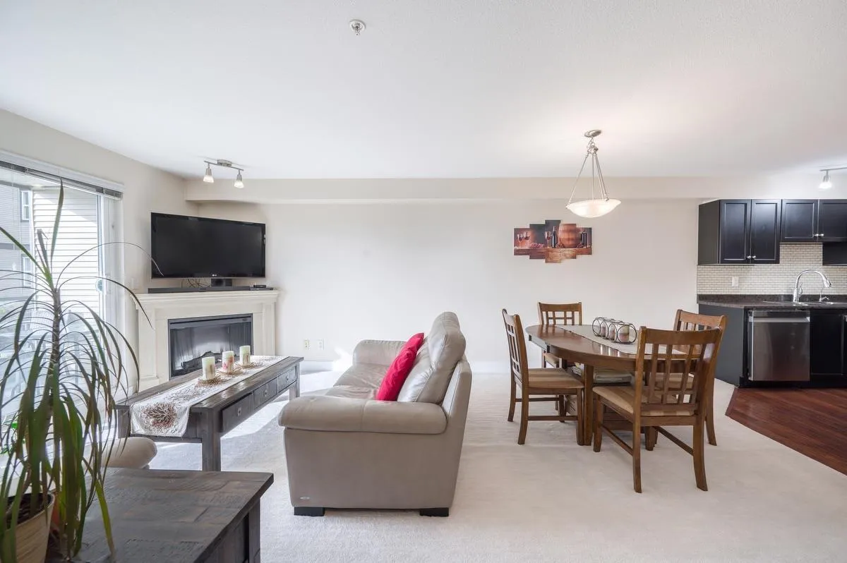 Apartment for rent: 213 30525 Cardinal Avenue, Abbotsford, British Columbia V2T 0A8