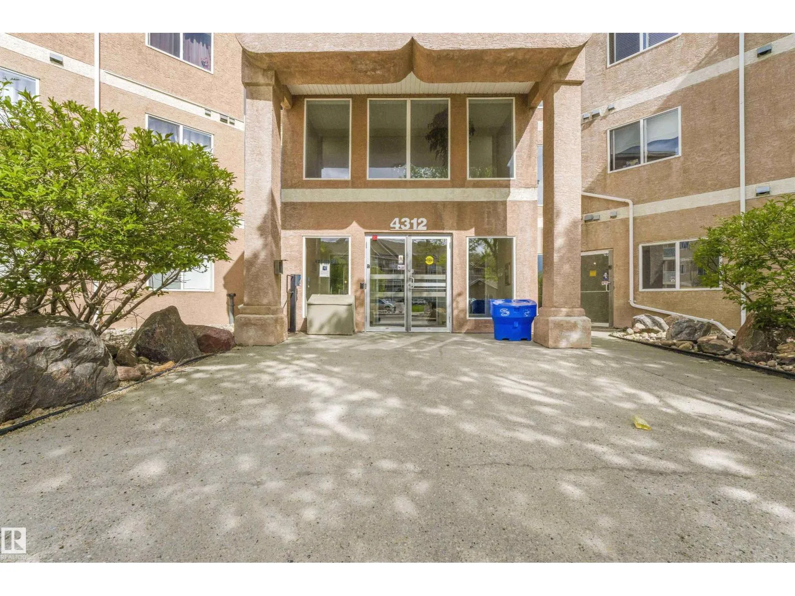 Apartment for rent: #213 4312 139 Av Nw, Edmonton, Alberta T5Y 3J4