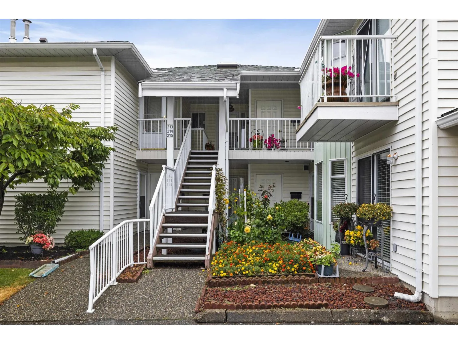 Row / Townhouse for rent: 213 7156 121 Street, Surrey, British Columbia V3W 0J6