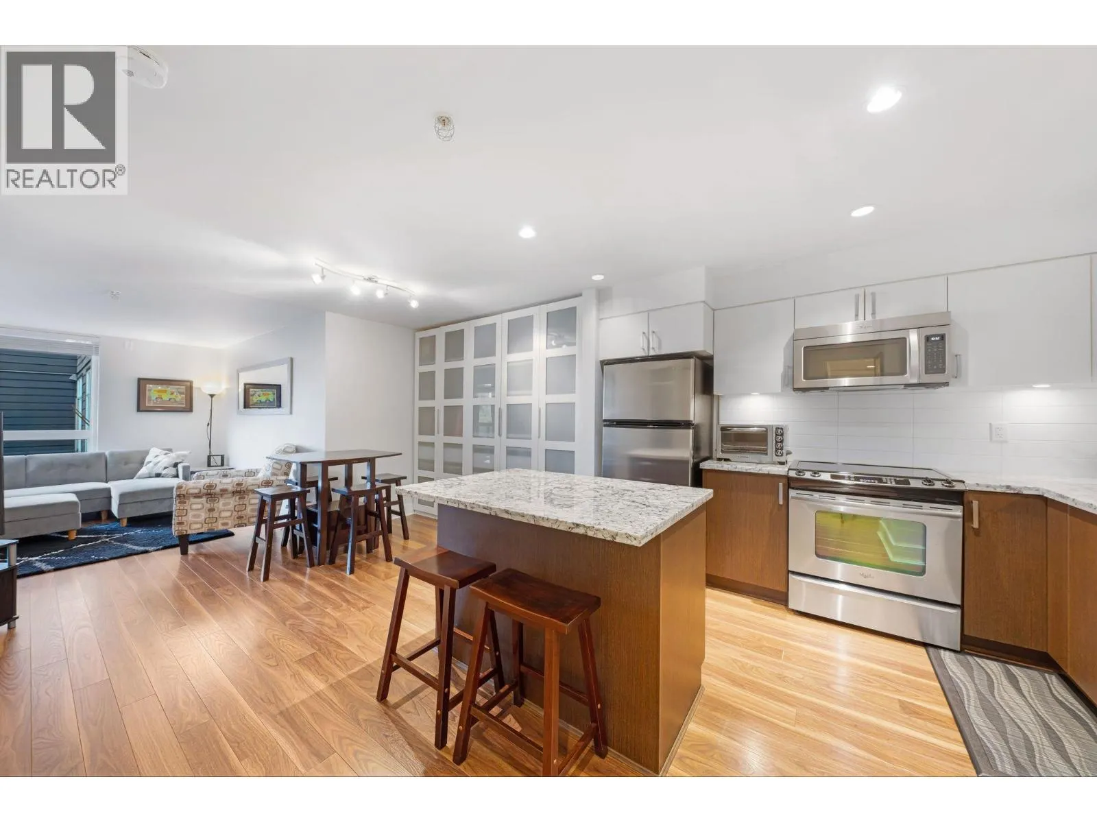 Apartment for rent: 213 85 Eighth Avenue, New Westminster, British Columbia V3L 0E9