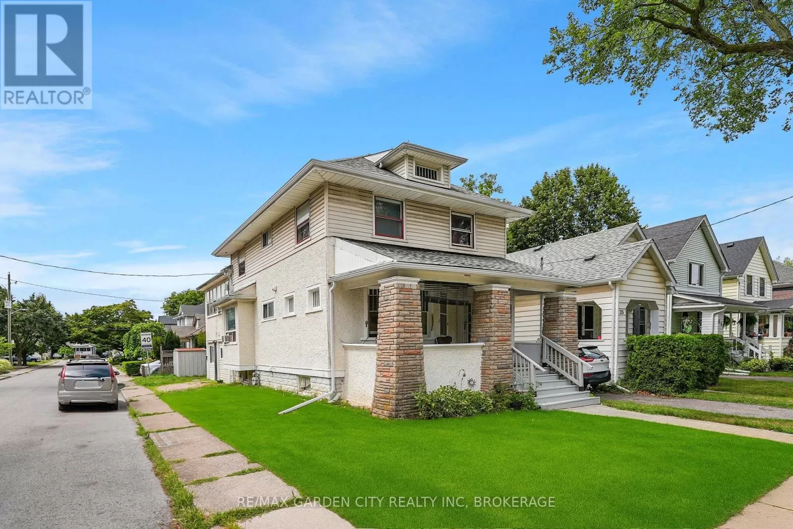 Triplex for rent: 213 Geneva Street, St. Catharines, Ontario L2R 4P9