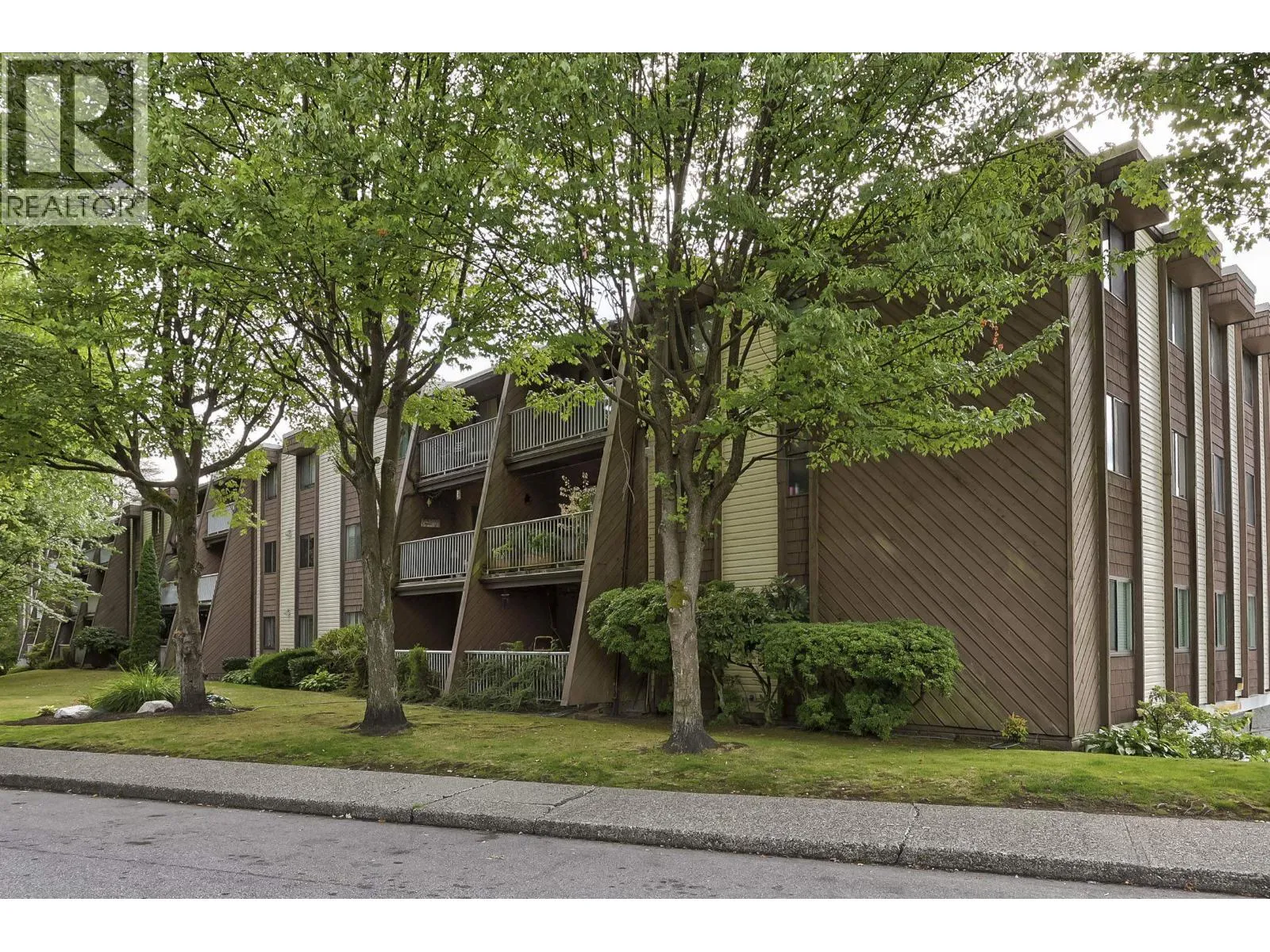 Apartment for rent: 214 3921 Carrigan Court, Burnaby, British Columbia V3N 4J7