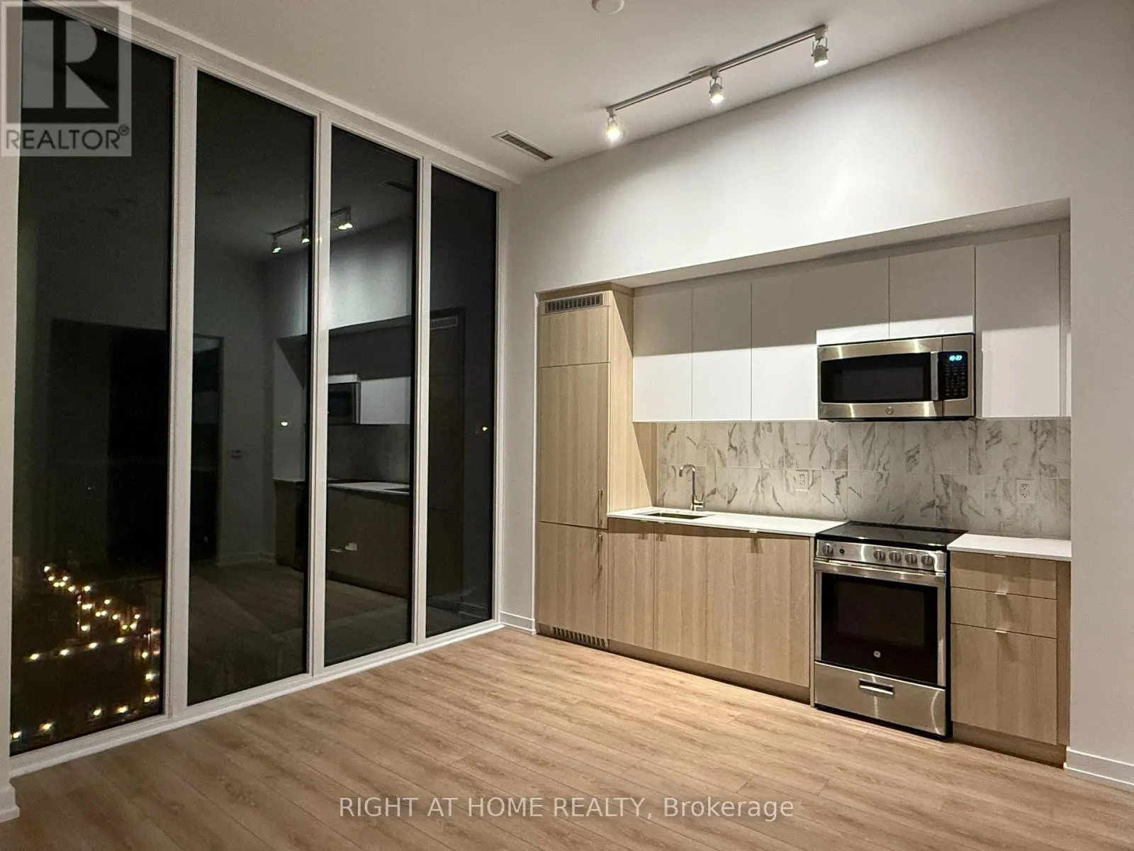 Apartment for rent: 214 - 500 Dupont Street, Toronto, Ontario M6G 0B8