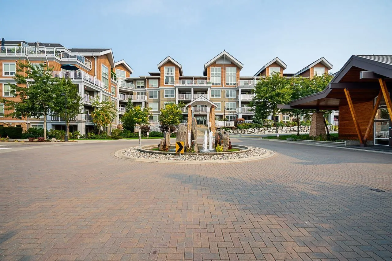 Apartment for rent: 214 6490 194 Street, Surrey, British Columbia V4N 6J9