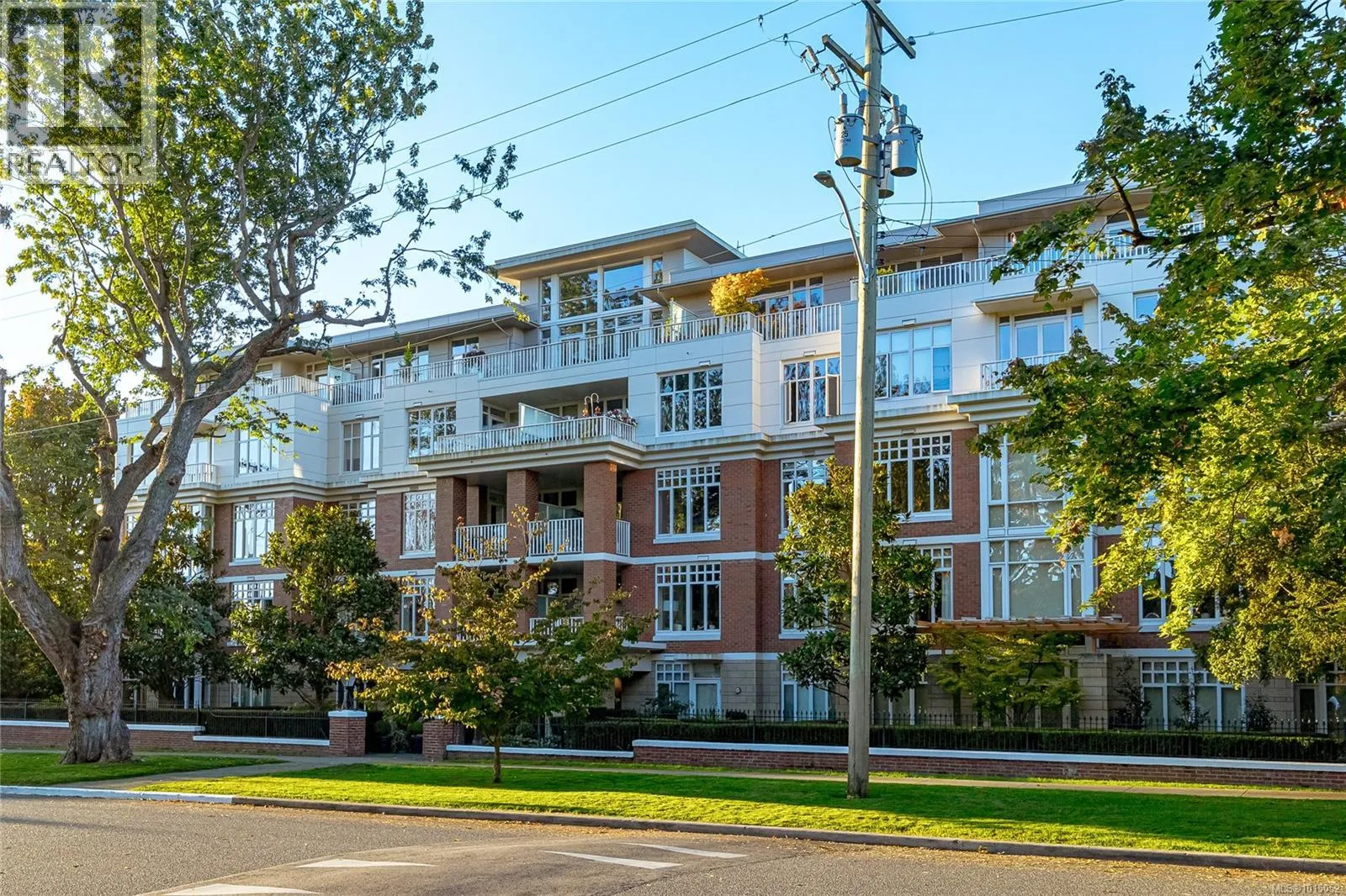 Apartment for rent: 214 999 Burdett Ave, Victoria, British Columbia V8S 1G6