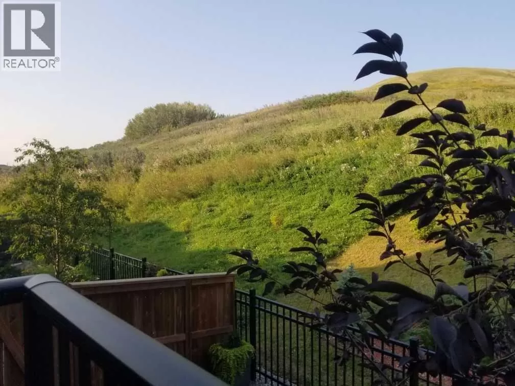 Row / Townhouse for rent: 214 Cranbrook Square Se, Calgary, Alberta T3M 3E3