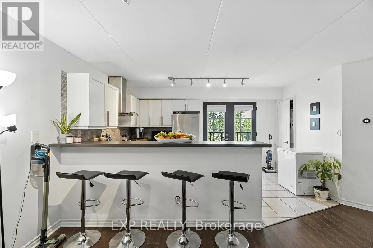 Apartment for rent: 215 - 1421 Walkers Line, Burlington, Ontario L7M 4P4