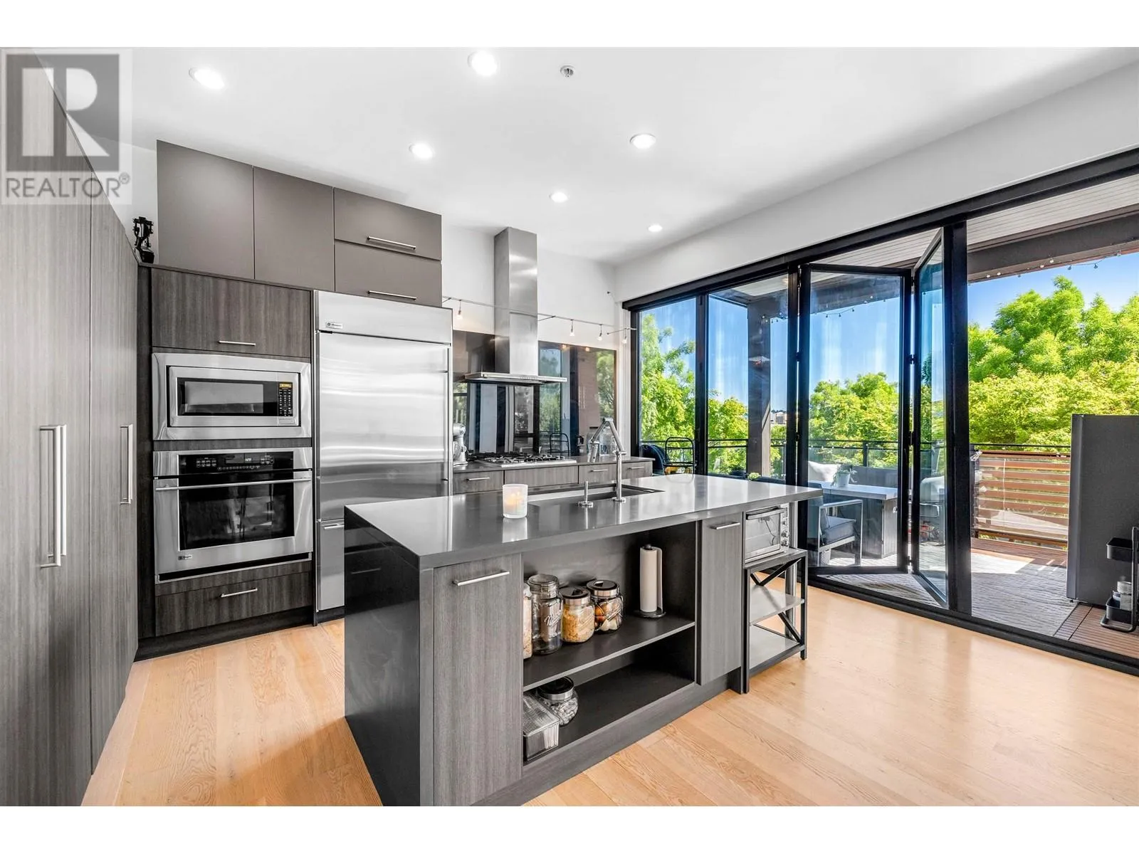 Apartment for rent: 215 220 Salter Street, New Westminster, British Columbia V3M 0H4