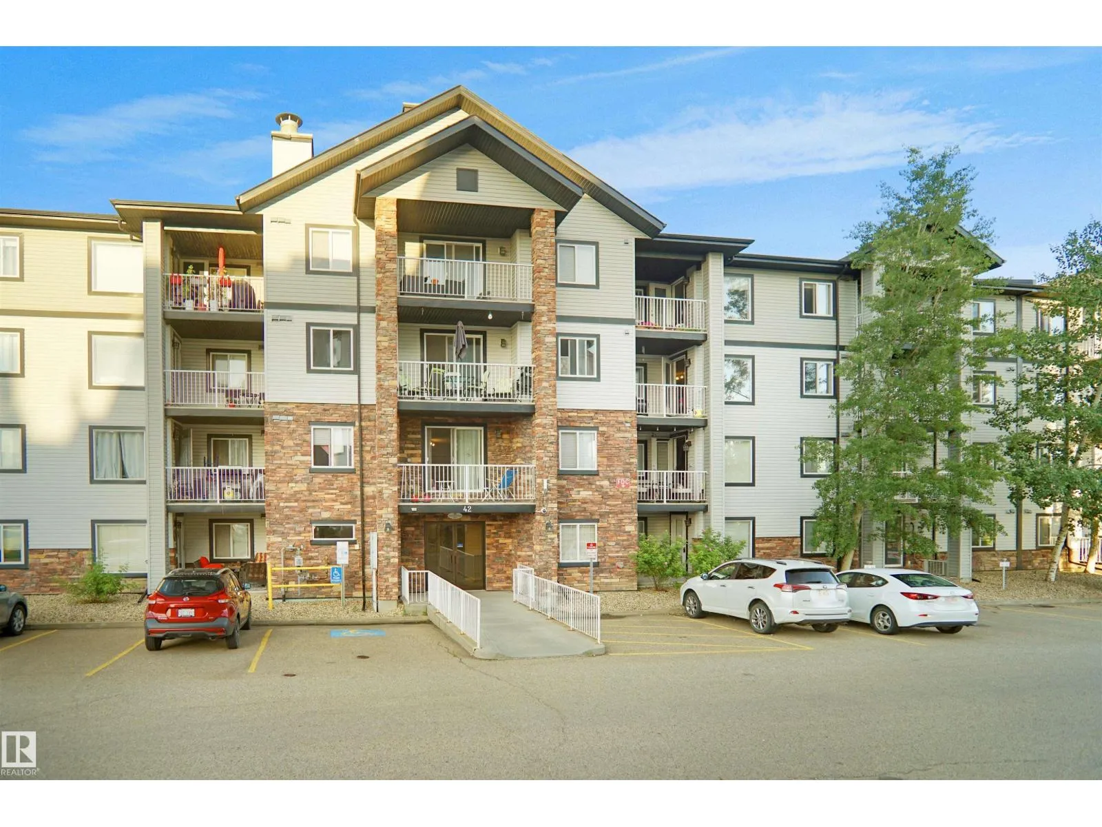 Apartment for rent: #215 42 Summerwood Bv, Sherwood Park, Alberta T8H 0C3