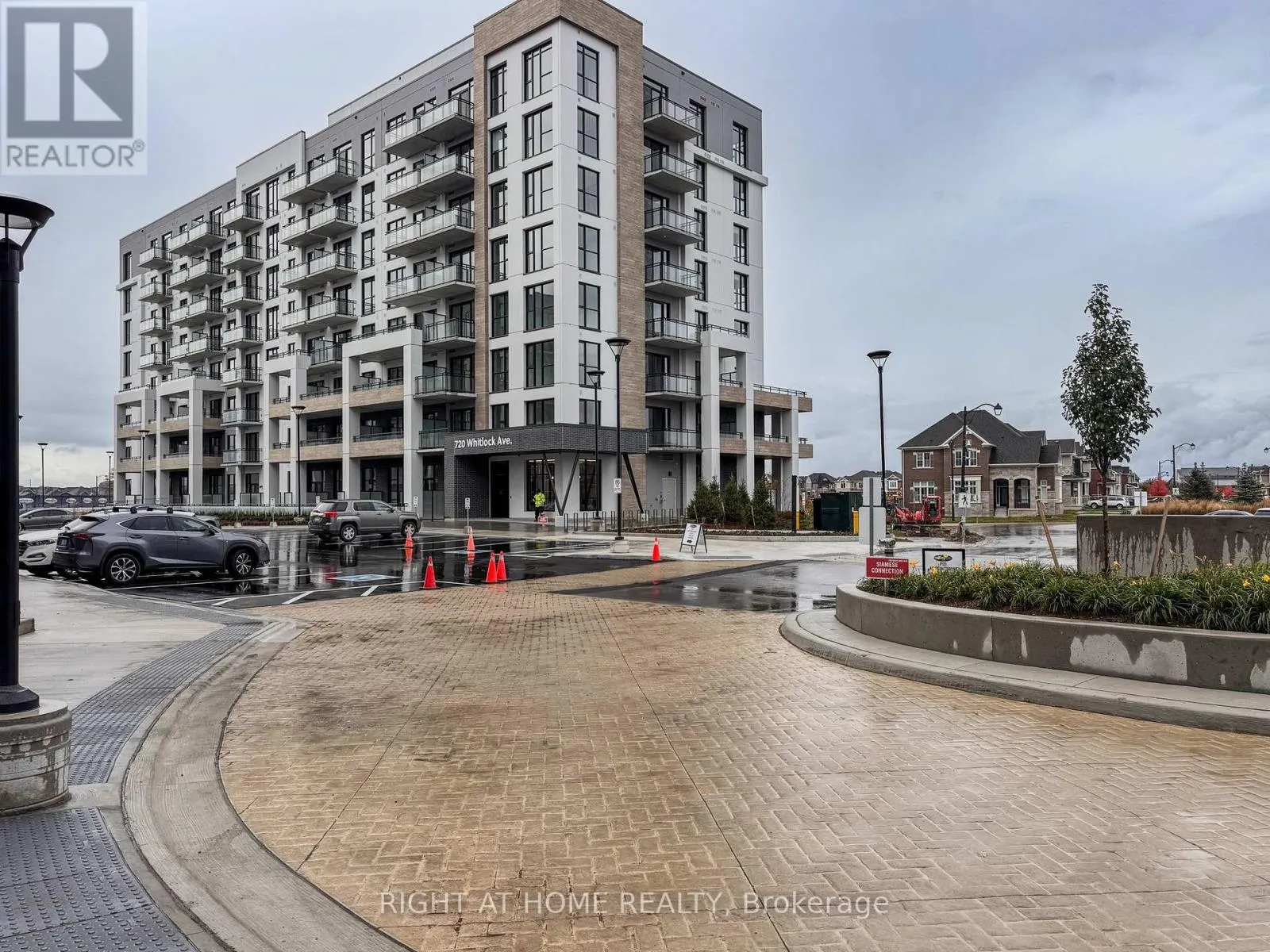 Apartment for rent: 215 - 720 Whitlock Avenue, Milton, Ontario L9E 2B5