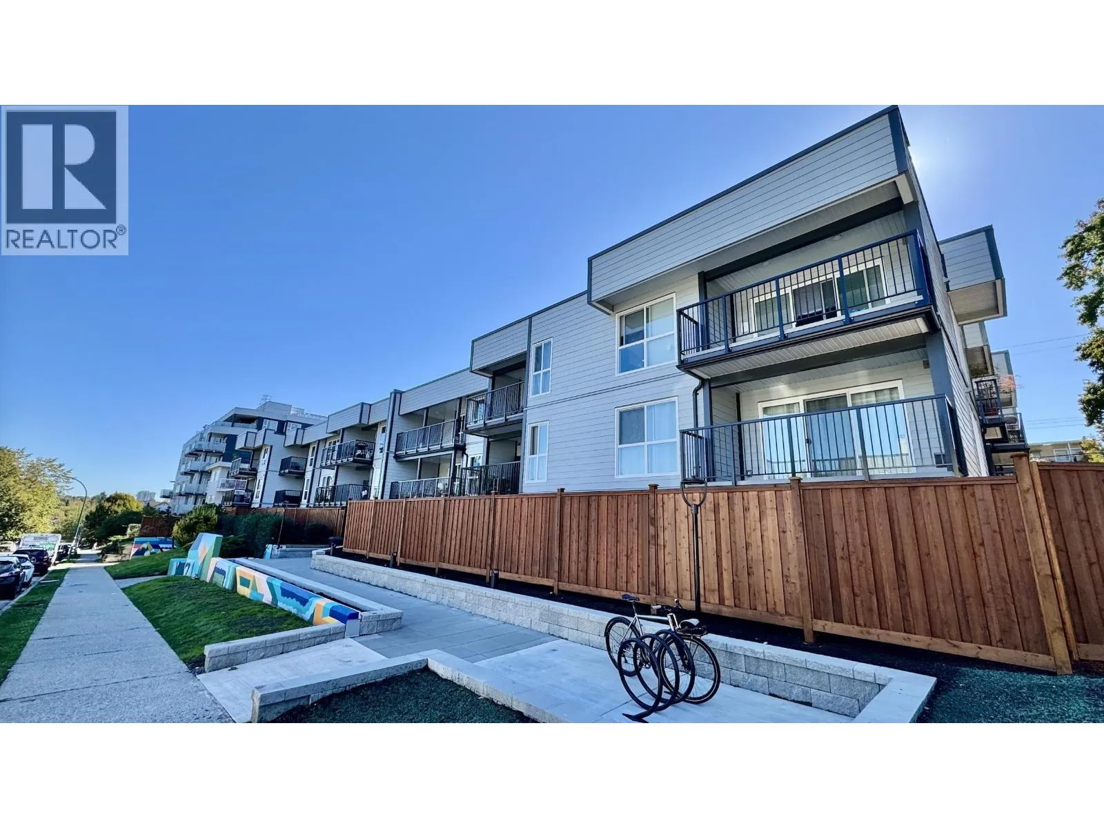 Apartment for rent: 215 808 8th Avenue, Vancouver, British Columbia V5T 1T5