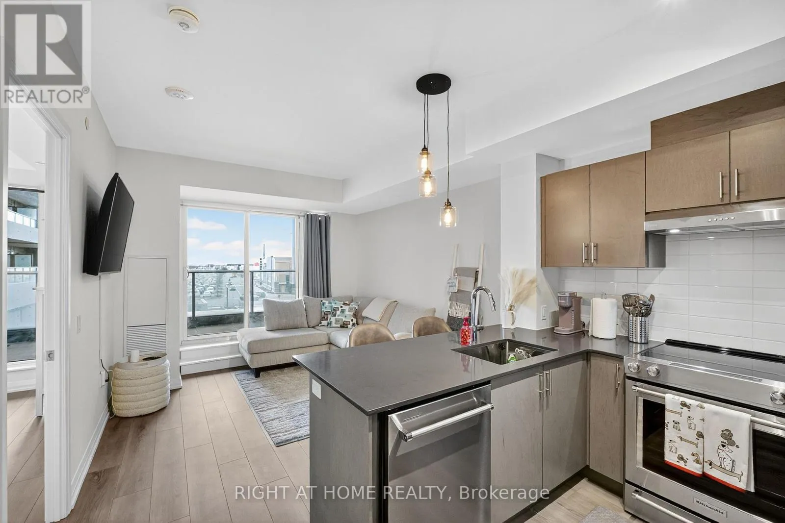 Apartment for rent: 215 - 8960 Jane Street, Vaughan, Ontario L4K 0N9