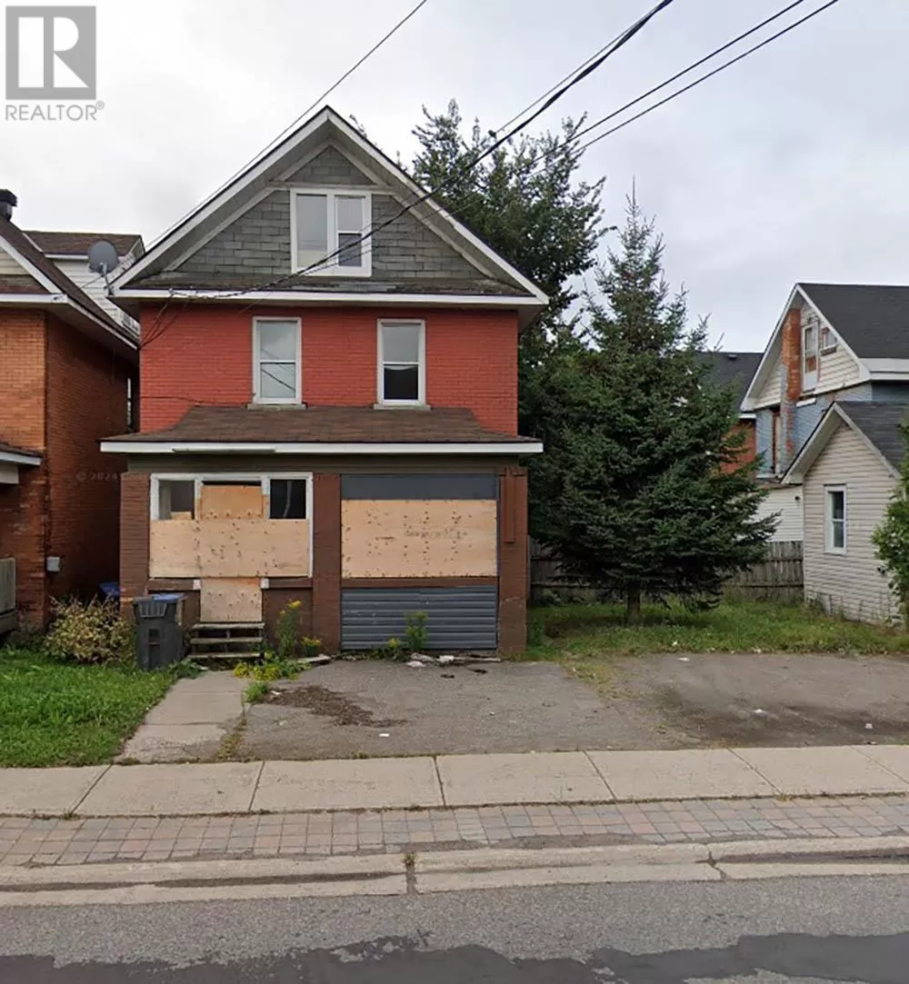Duplex for rent: 215 Albert St E, Sault Ste. Marie, Ontario P6A 2J5