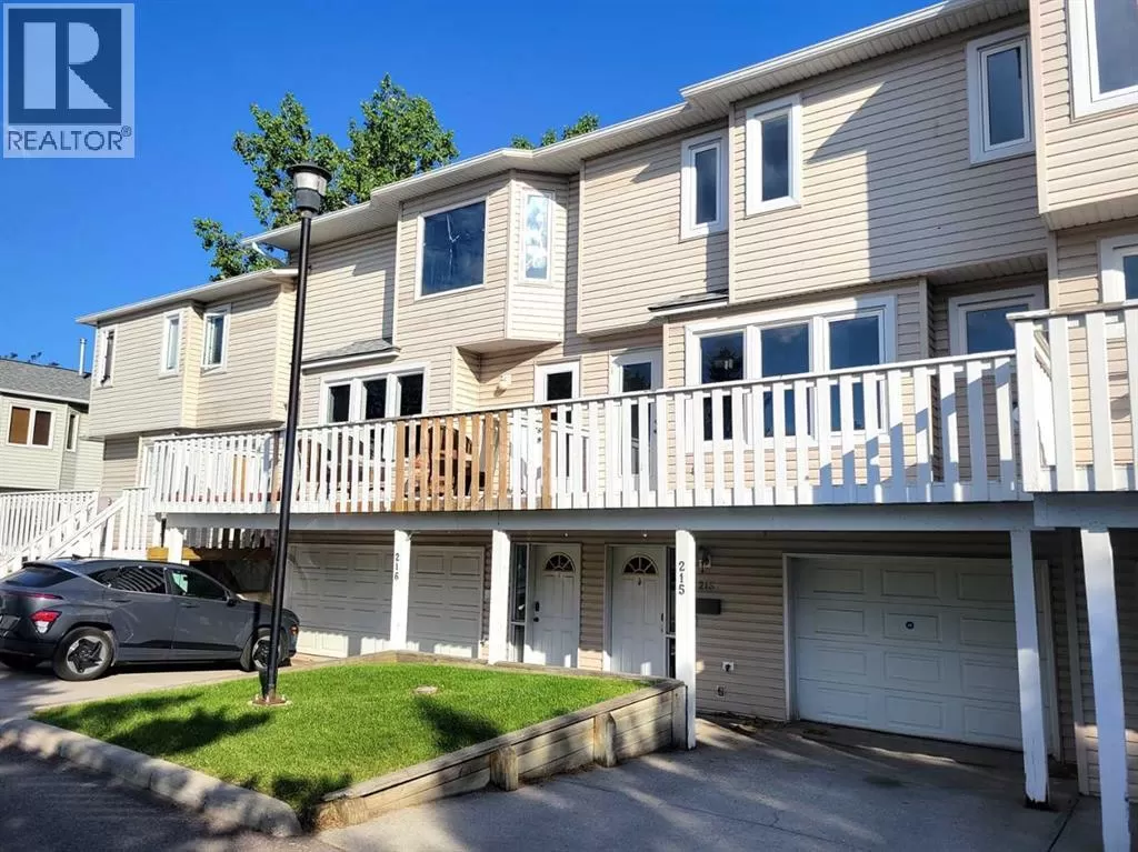 Row / Townhouse for rent: 215 Killarney Glen Court Sw, Calgary, Alberta T3E 7H4