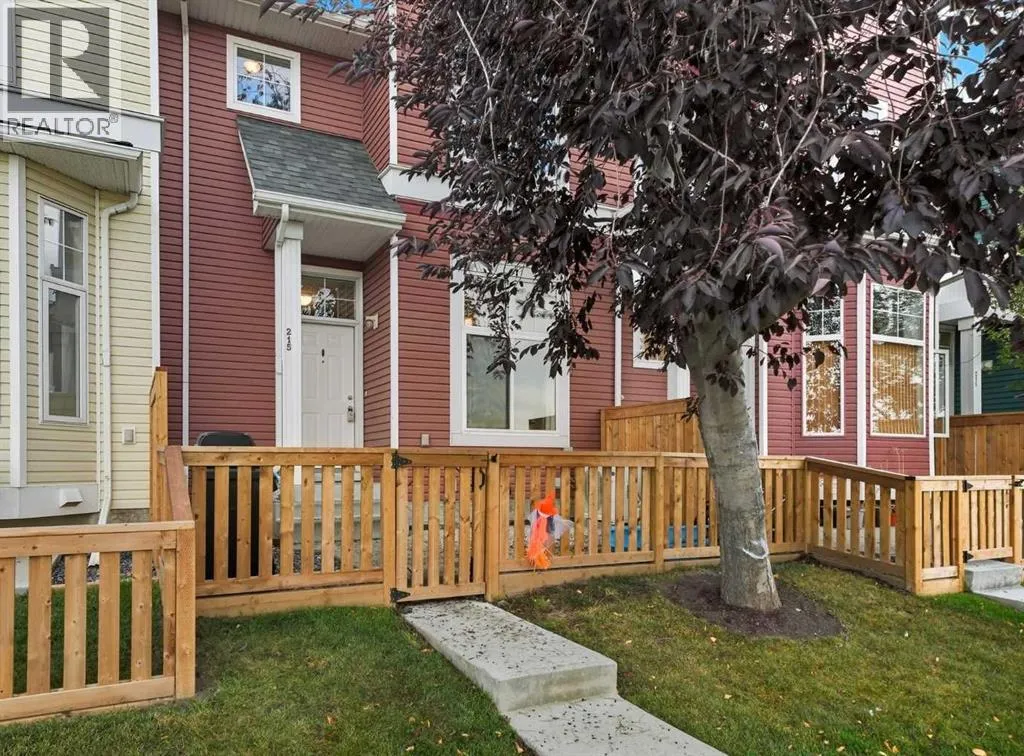 Row / Townhouse for rent: 215 Mckenzie Towne Gate Se, Calgary, Alberta T2Z 4G2