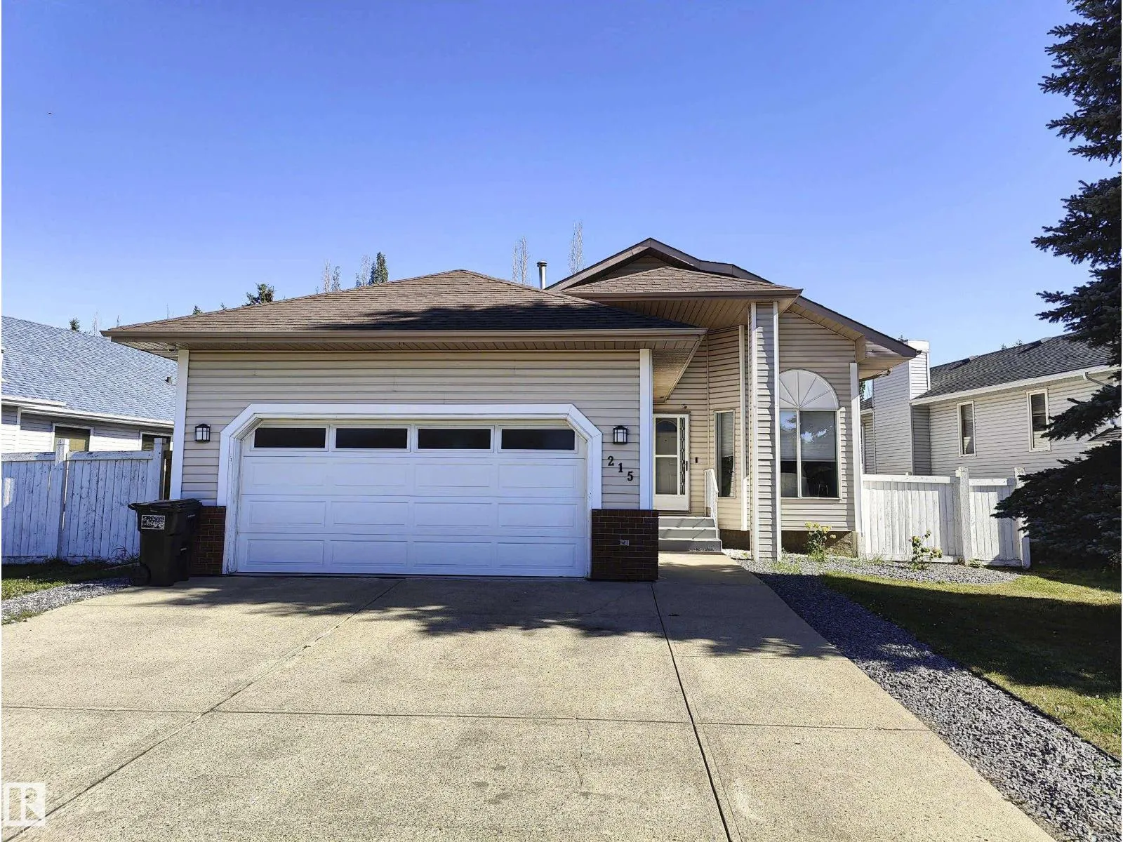 House for rent: 215 Peter Cl Nw Nw, Edmonton, Alberta T5T 5Y5