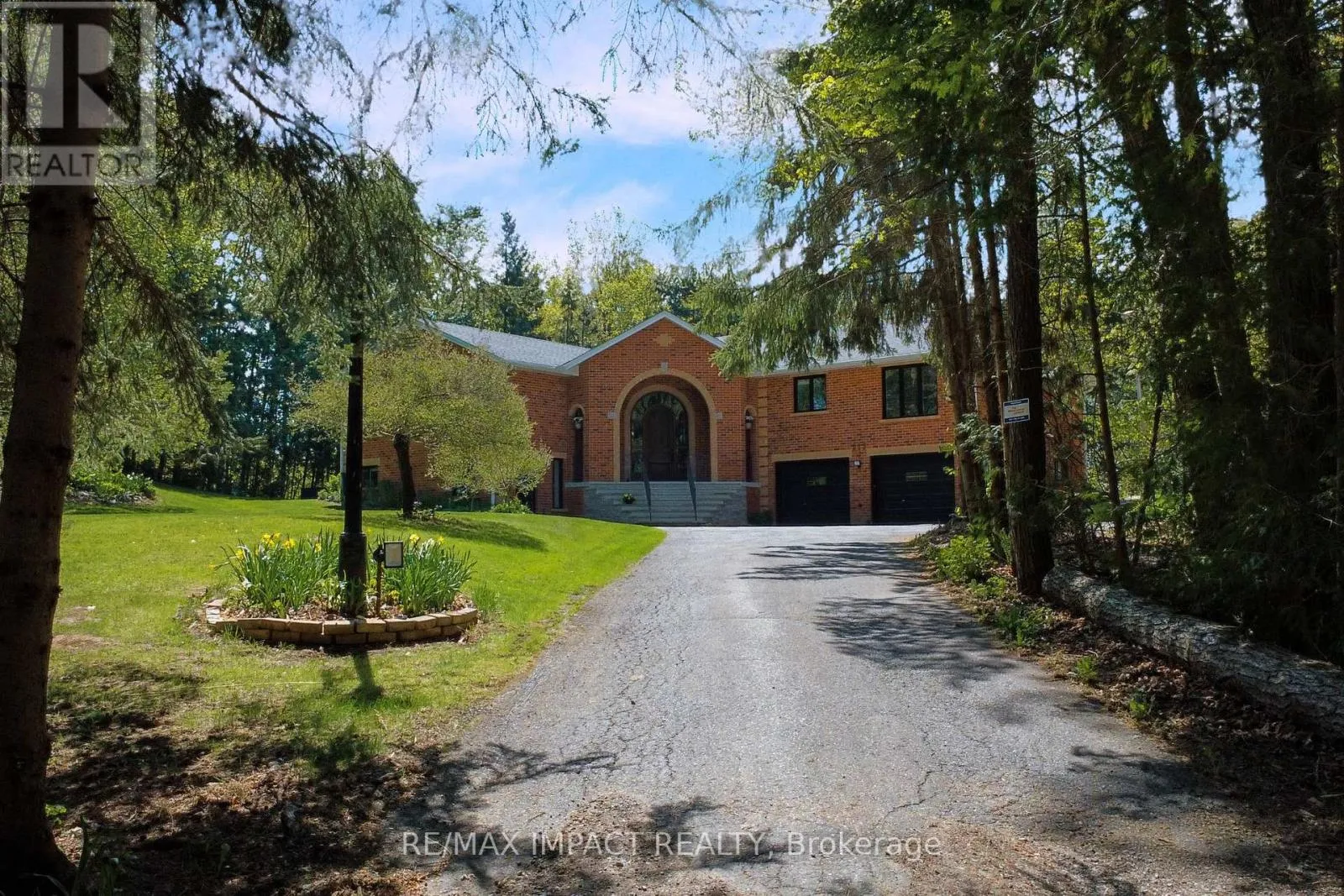 House for rent: 215 Raglan Road W, Oshawa, Ontario L1H 0N5