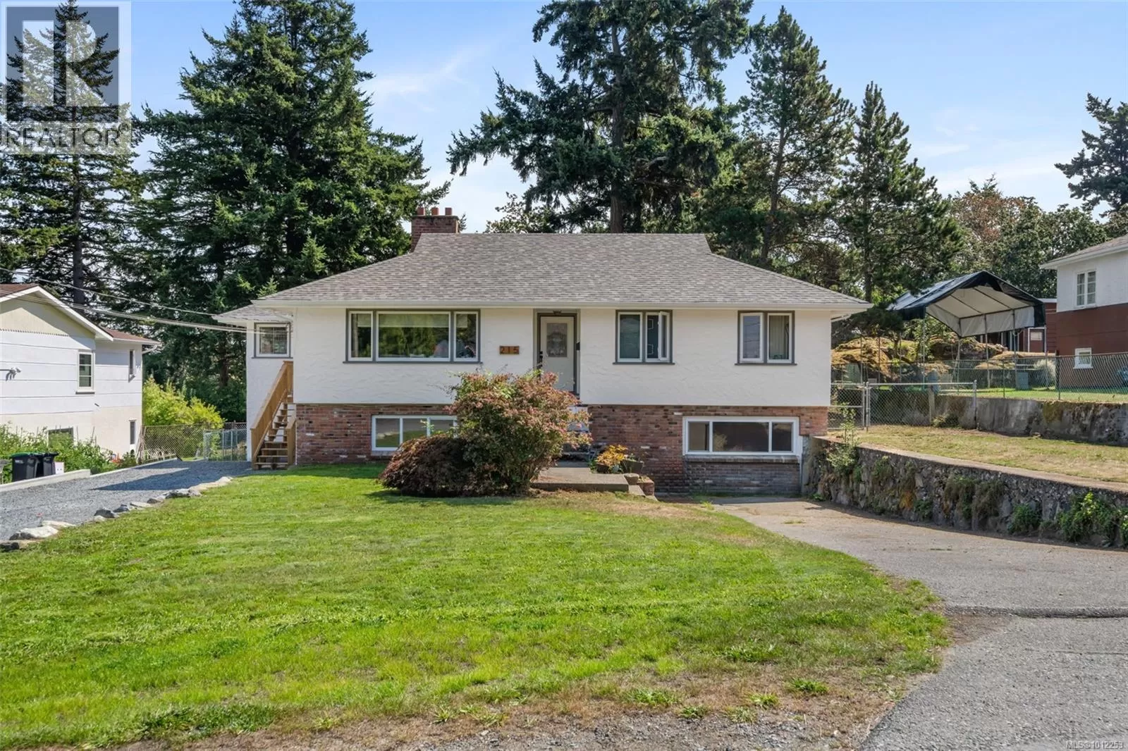 House for rent: 215 Suzanne Pl, View Royal, British Columbia V9B 1P2