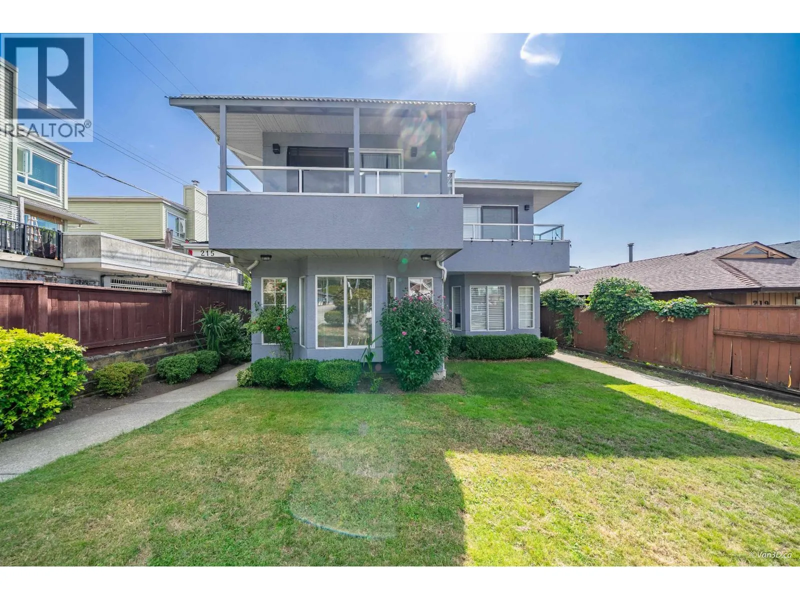 Duplex for rent: 215 W 18th Street, North Vancouver, British Columbia V7M 1W7