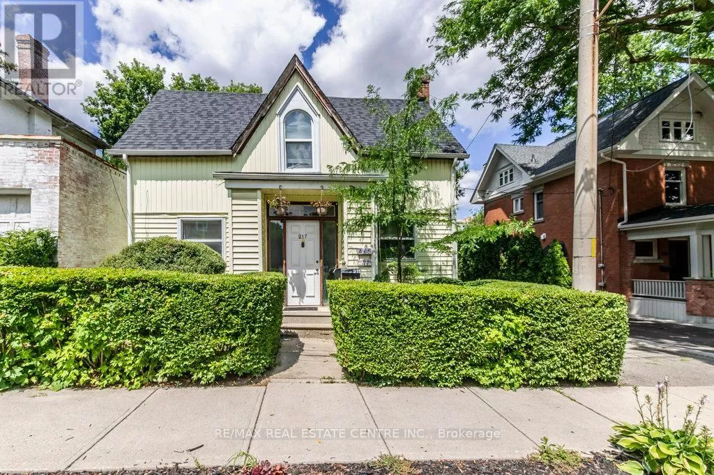 House for rent: 215-217 Queen Street, Milton, Ontario L9T 1K3