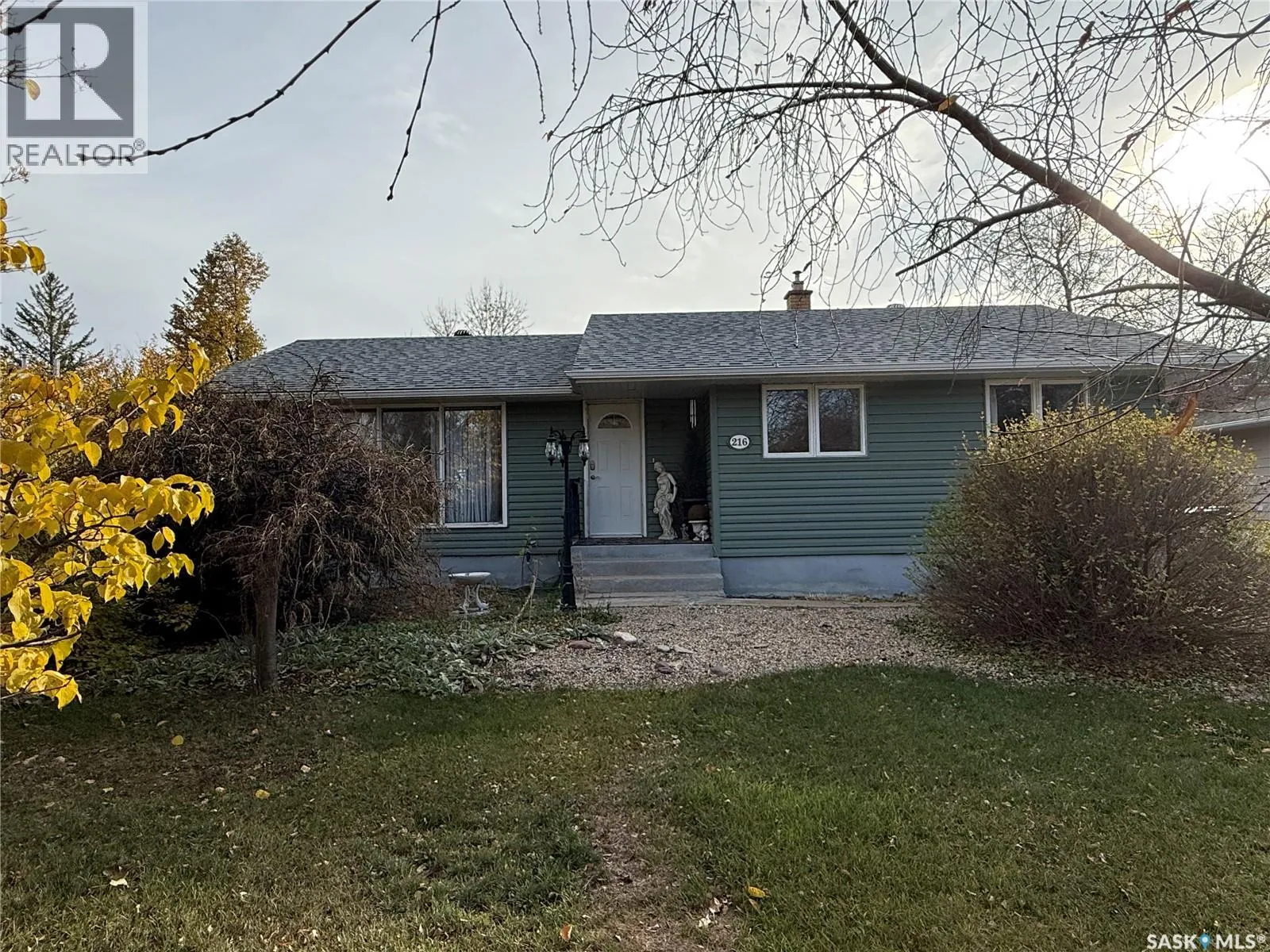 House for rent: 216 Ash Drive, Weyburn, Saskatchewan S4H 0S2