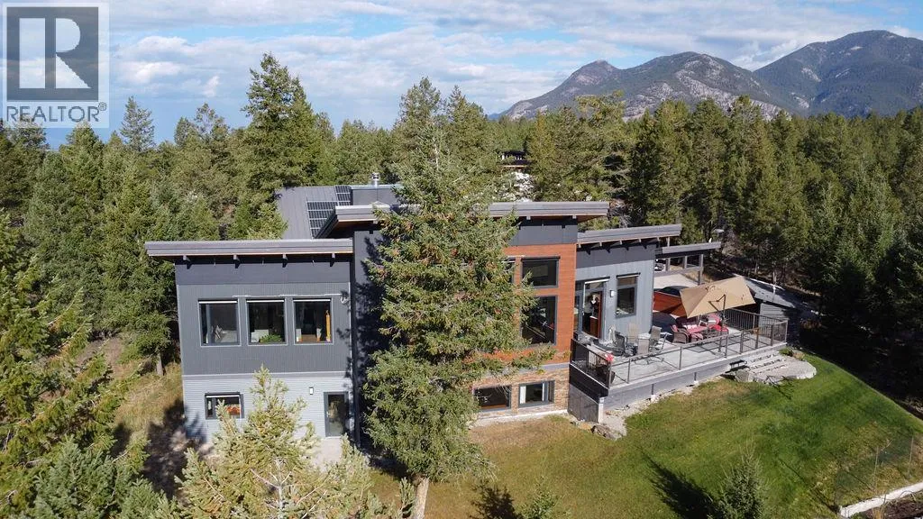 House for rent: 2160 Kootenay 3 Road, Windermere, British Columbia V0B 2L1