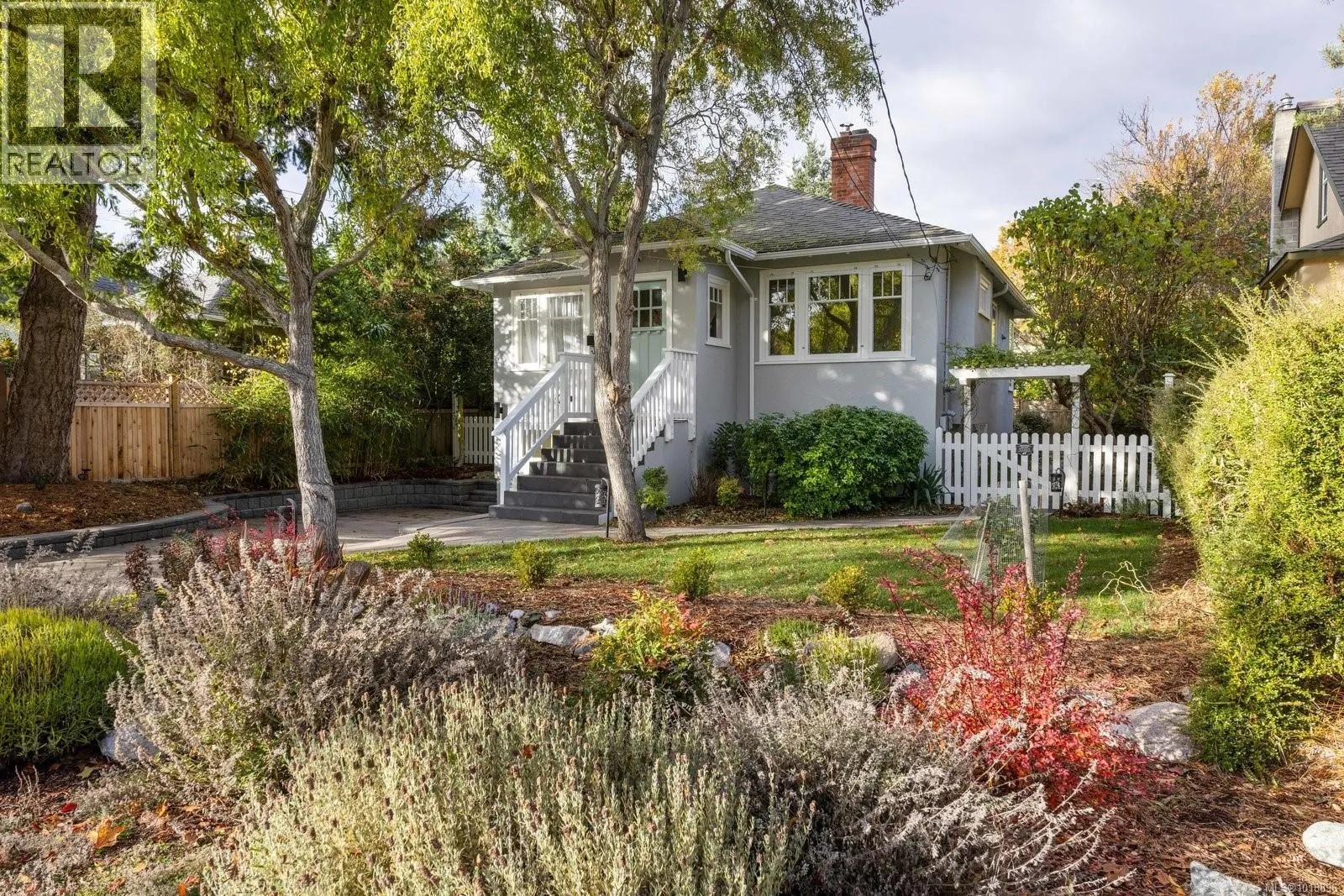 House for rent: 2168 Bartlett Ave, Oak Bay, British Columbia V8S 2P9