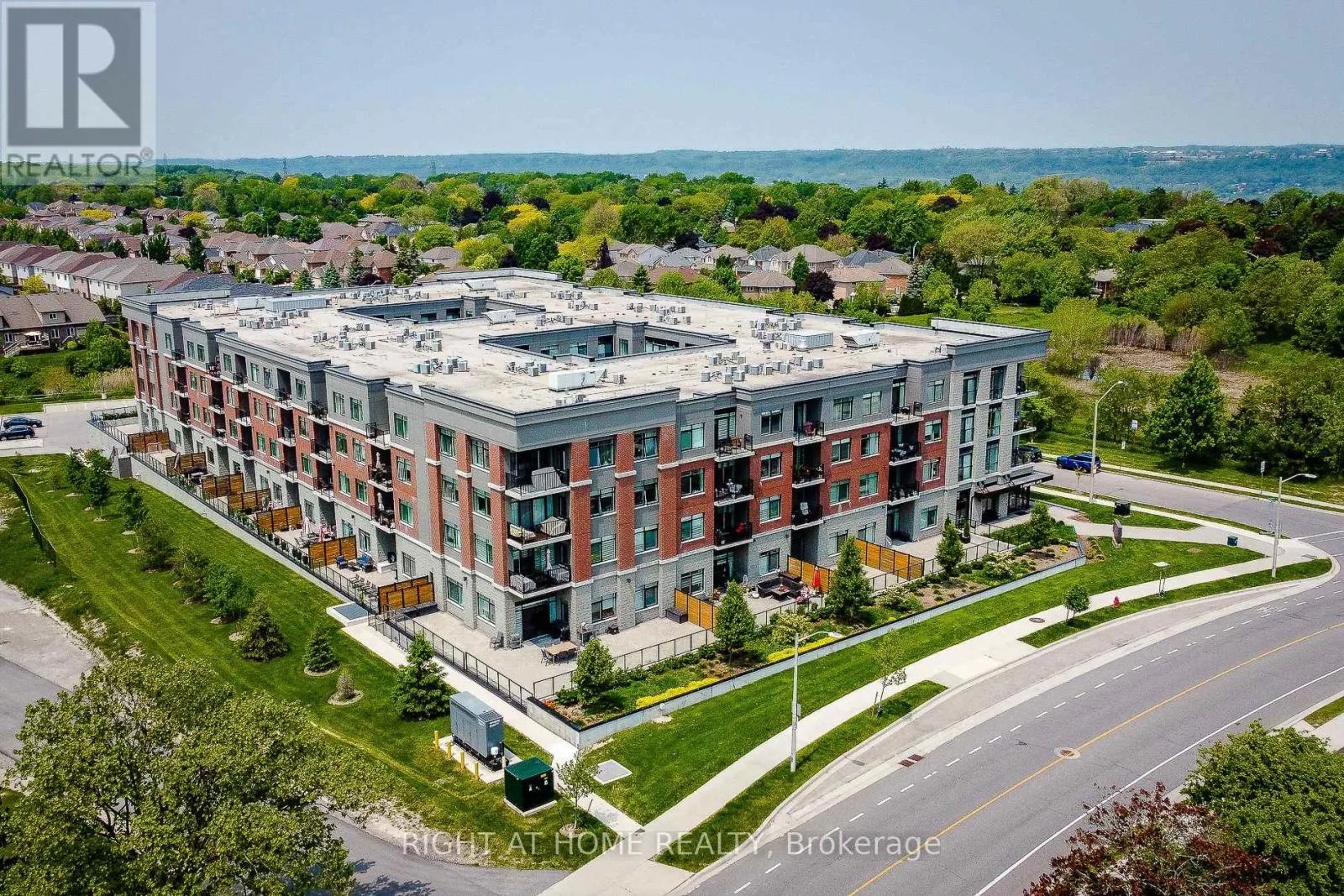 Apartment for rent: 217 - 1 Redfern Avenue, Hamilton, Ontario L9C 0E6