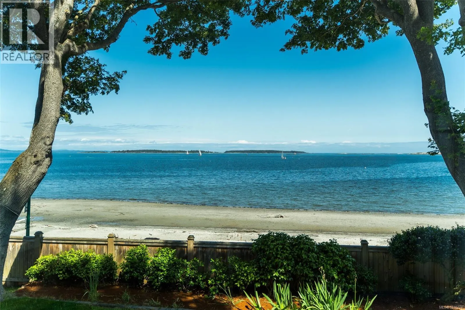 House for rent: 2170 Esplanade, Oak Bay, British Columbia V8R 2W1