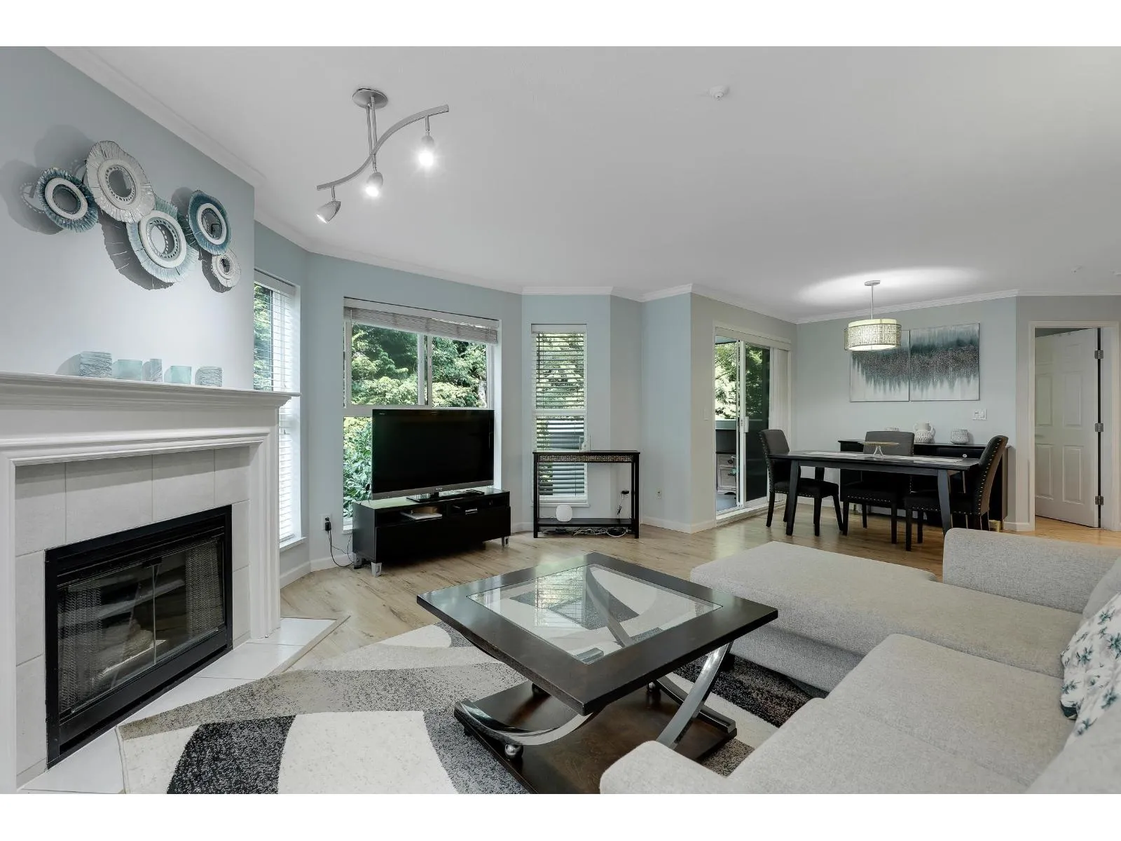 Apartment for rent: 218 12088 66 Avenue, Surrey, British Columbia V3W 1Z9