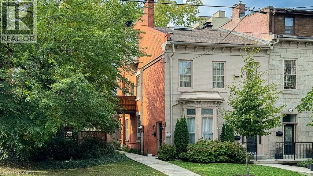 Apartment for rent: 218 Bay Street S, Hamilton, Ontario L8P 3J1