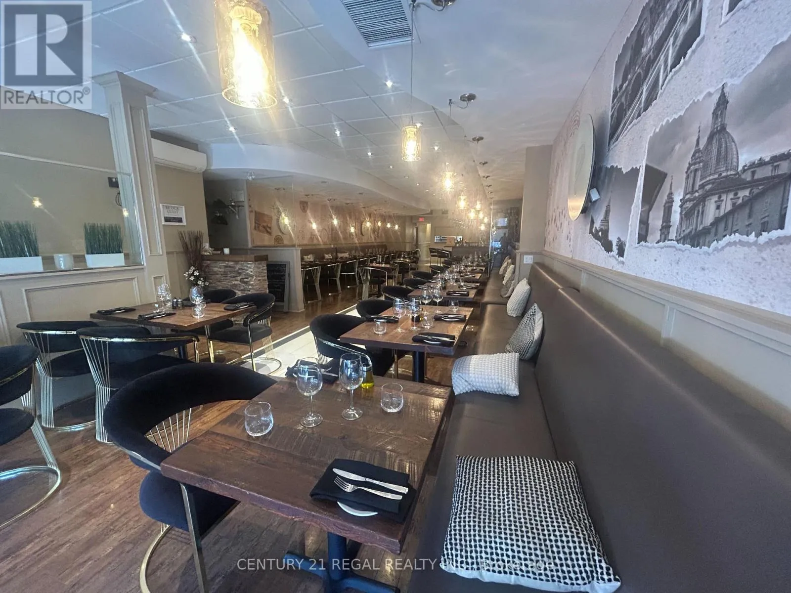 218 Lakeshore Road E, Oakville, Ontario L6J 1H8