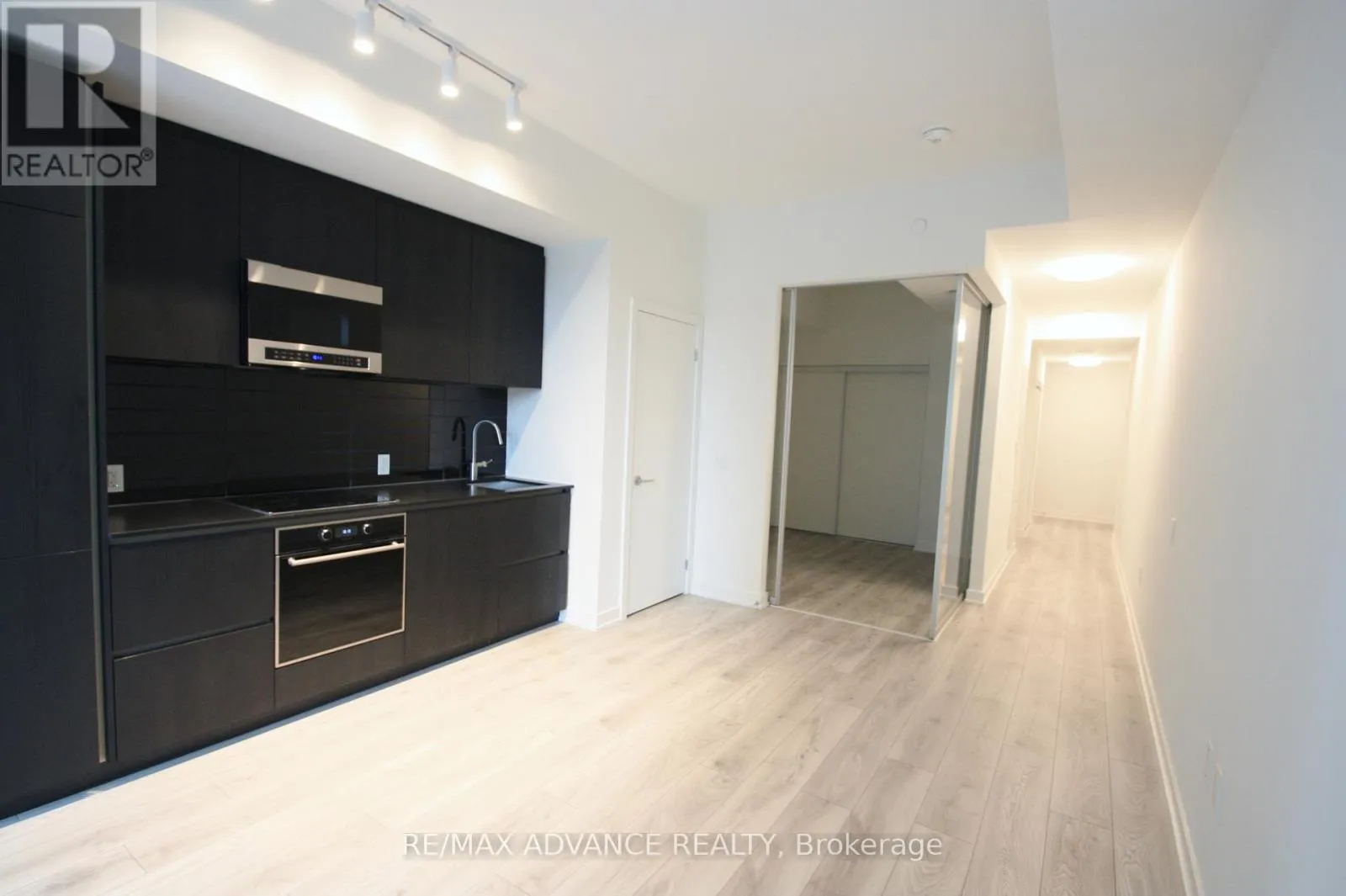 Apartment for rent: 218n - 120 Broadway Avenue, Toronto, Ontario M4P 1V6