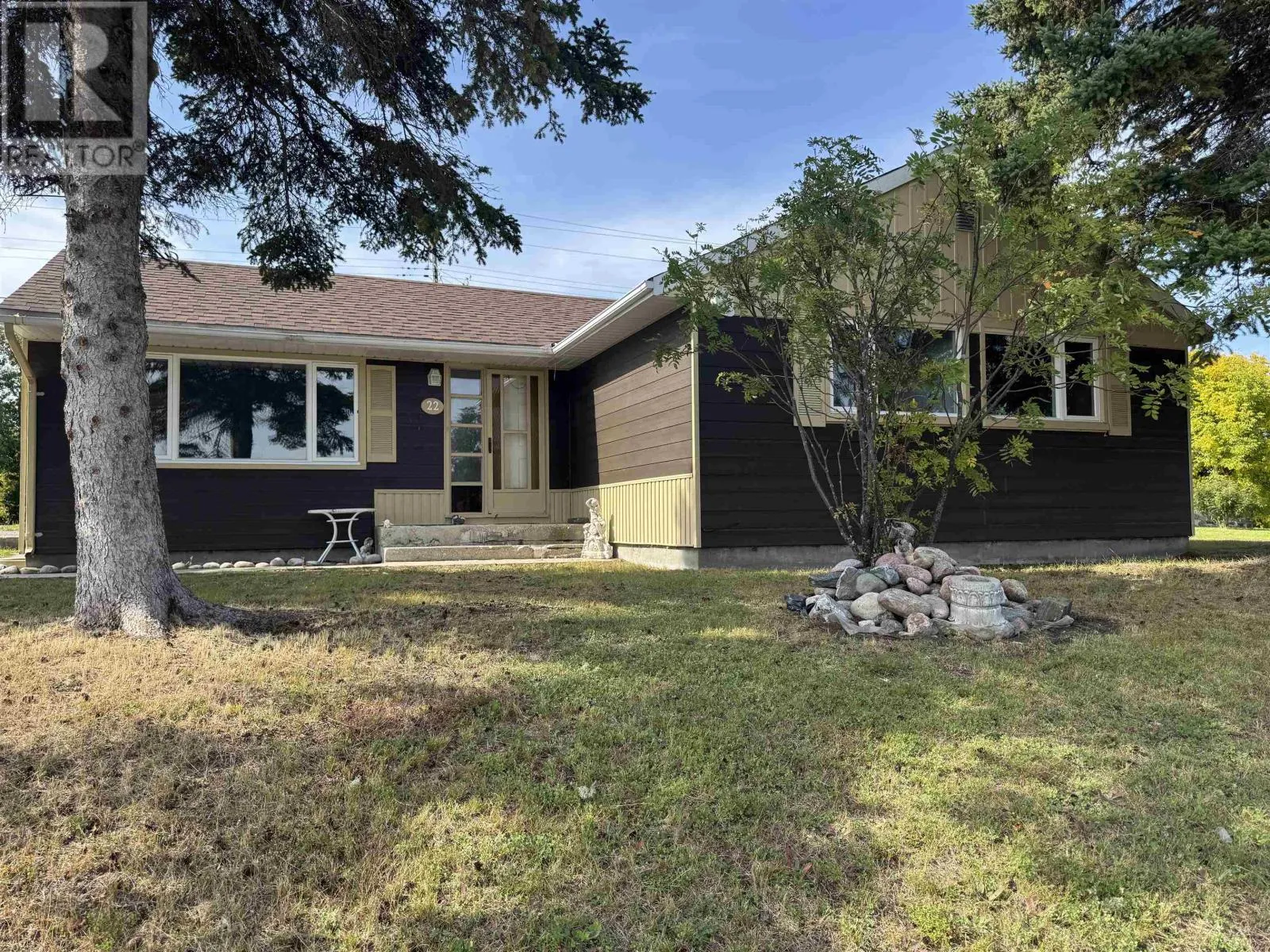 22 & 24 Mona Dr, Manitouwadge, Ontario P0T 2C0