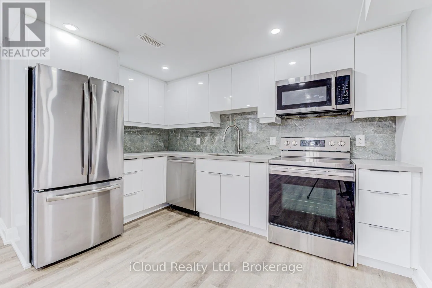 House for rent: 22 Decarie Circle, Toronto, Ontario M9B 3H8