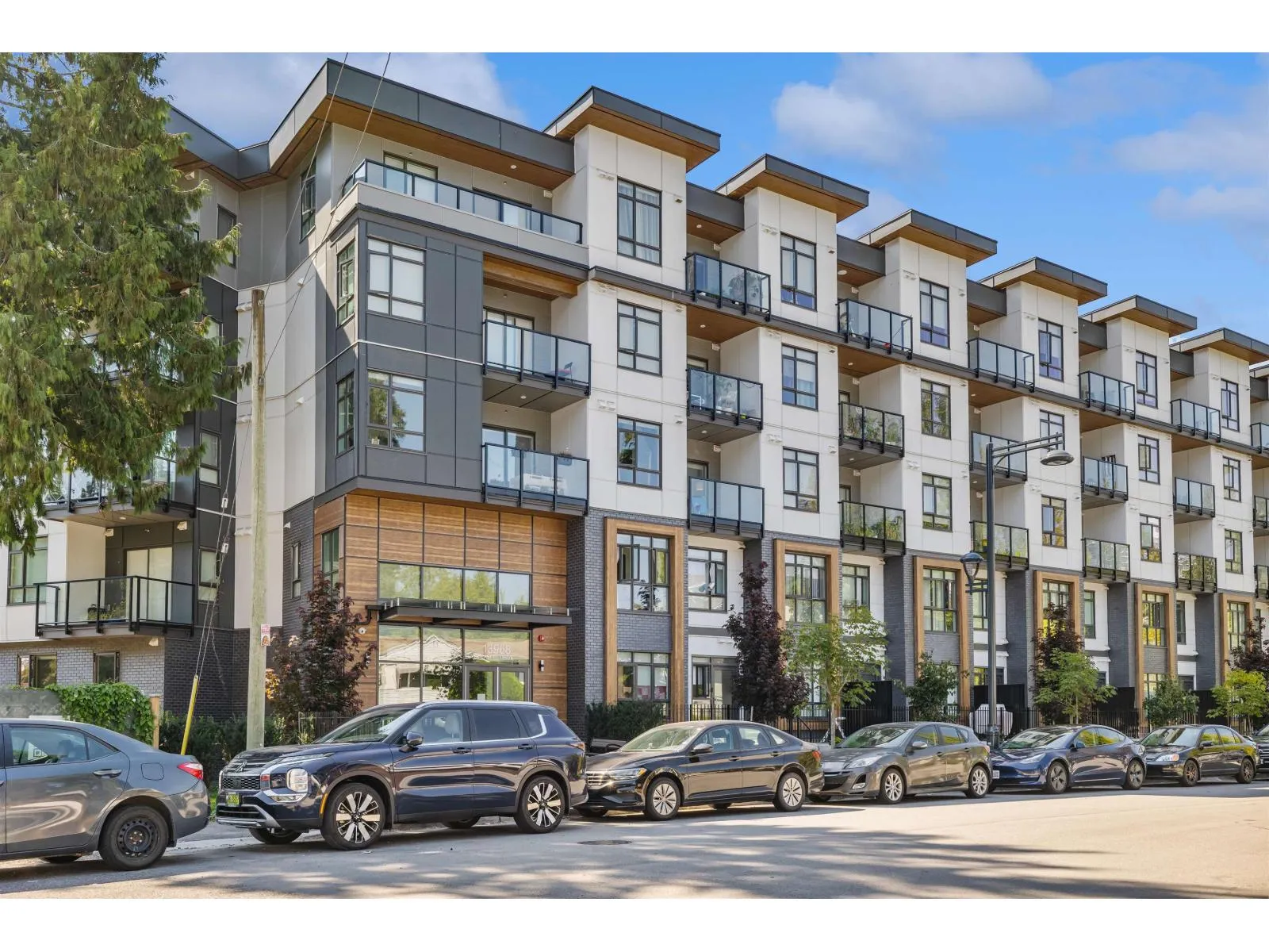 Apartment for rent: 220 13968 Laurel Drive, Surrey, British Columbia V3T 0S9