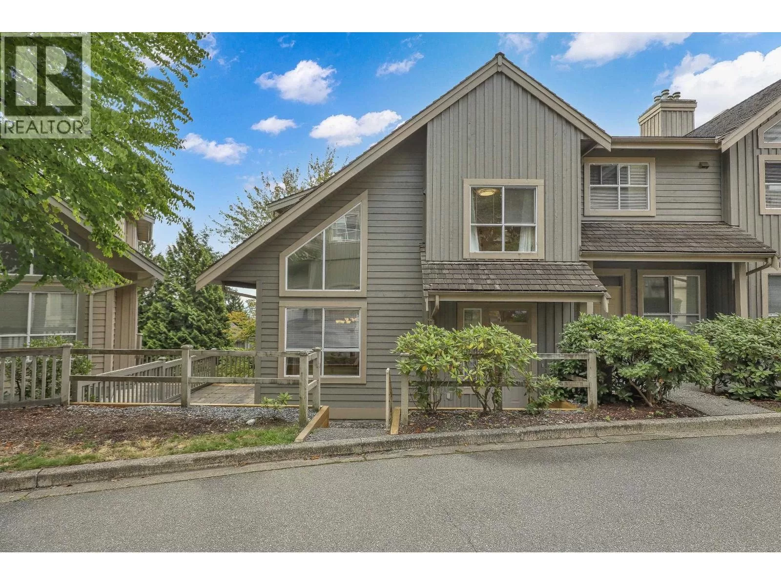 Row / Townhouse for rent: 220 1465 Parkway Boulevard, Coquitlam, British Columbia V3E 3E6