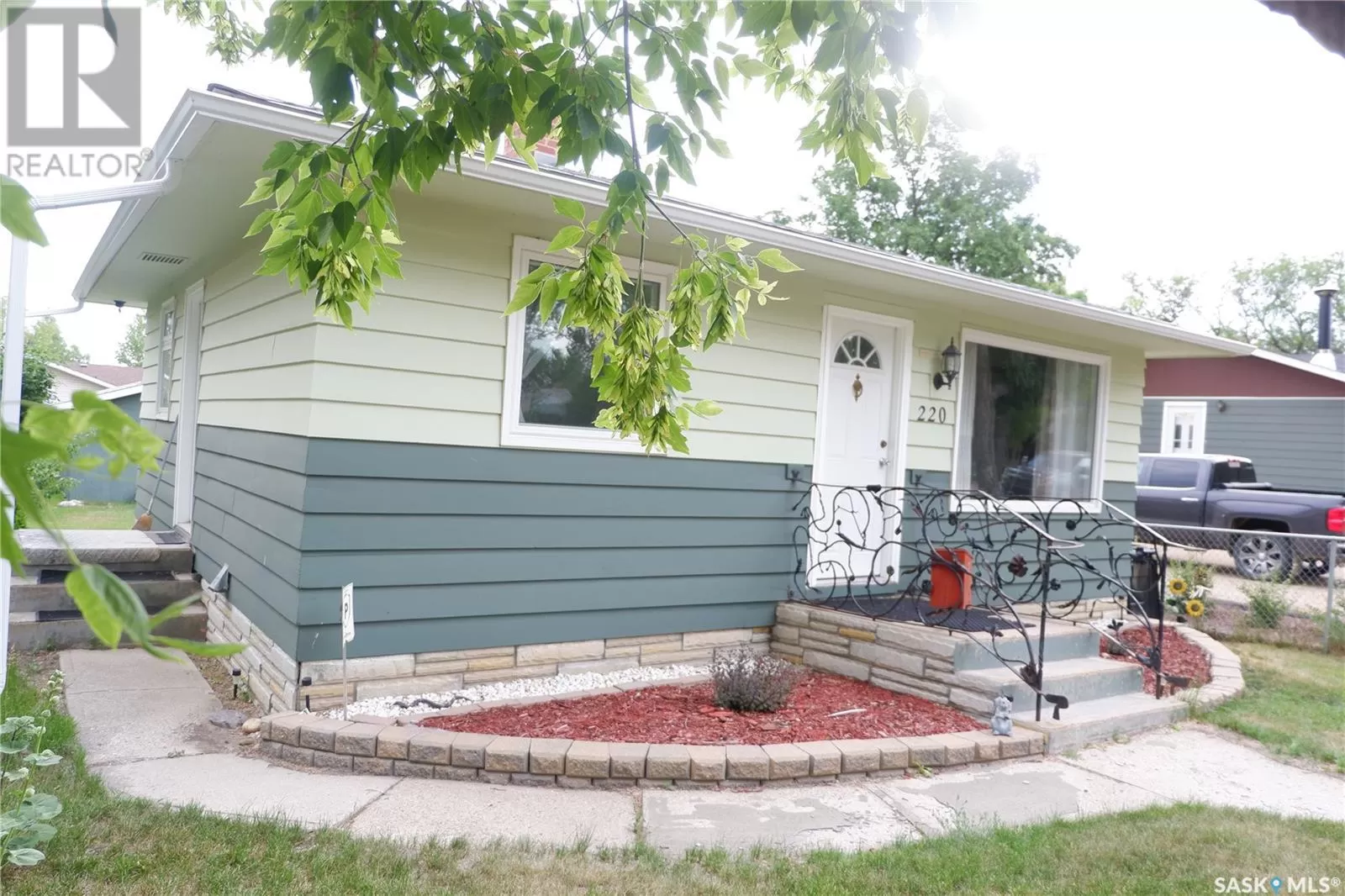 House for rent: 220 6th Avenue W, Assiniboia, Saskatchewan S0H 0B0