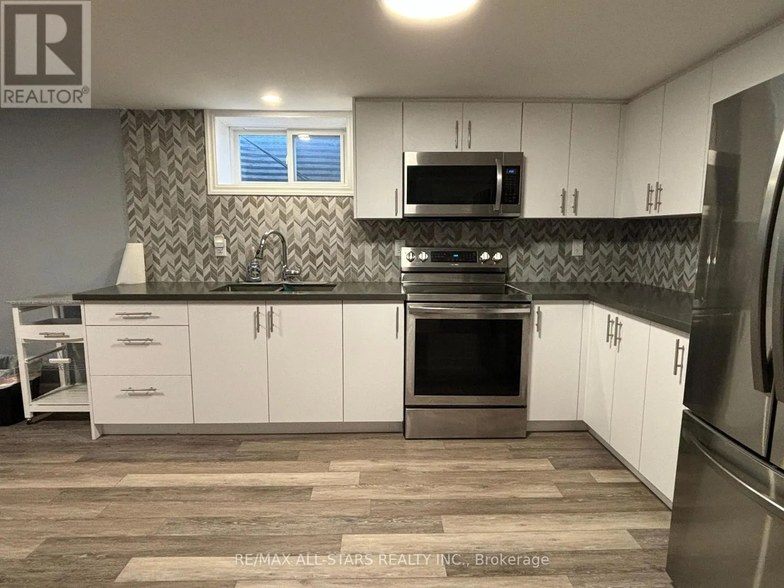 House for rent: 220 Pleasant Boulevard, Georgina, Ontario L4P 2S8