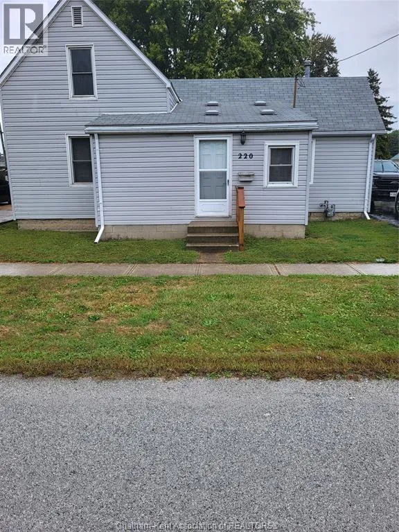 House for rent: 220 Queen Street, Wallaceburg, Ontario N8A 1G5