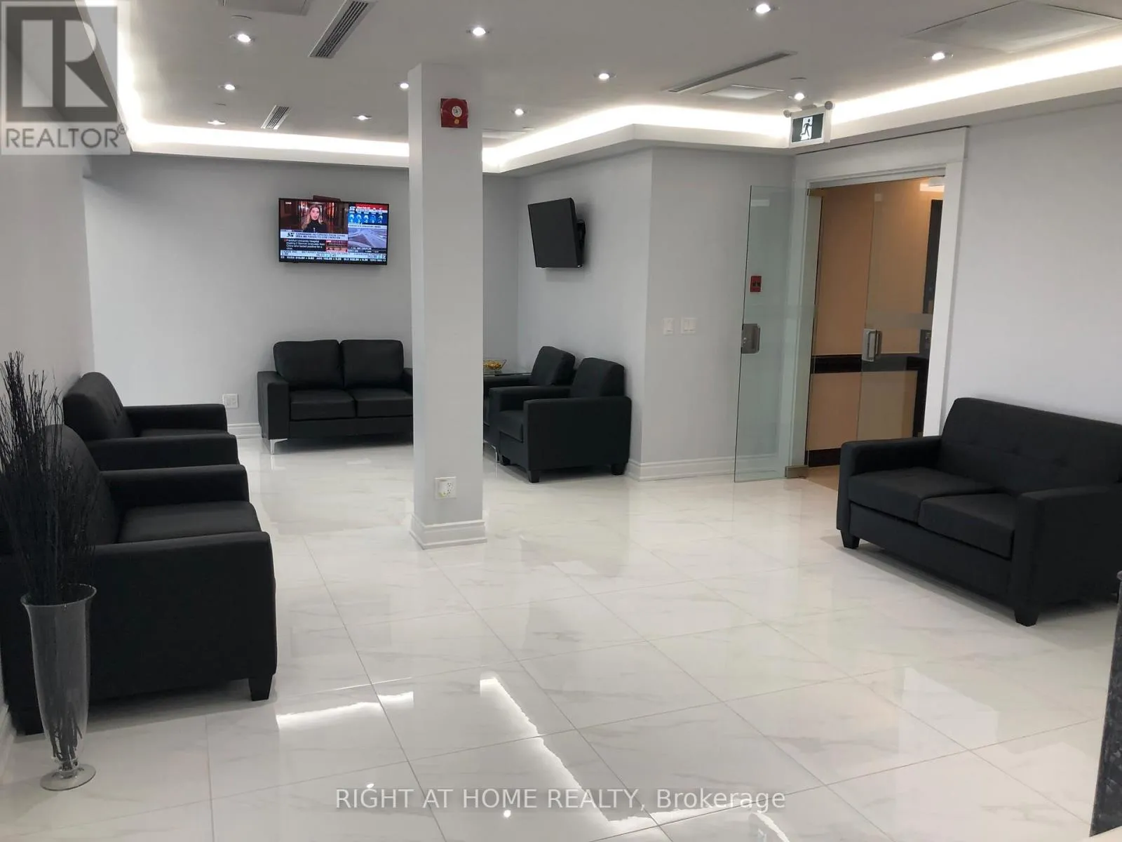 Offices for rent: 2/200 - 5025 Orbitor Drive, Mississauga, Ontario L4W 4Y5