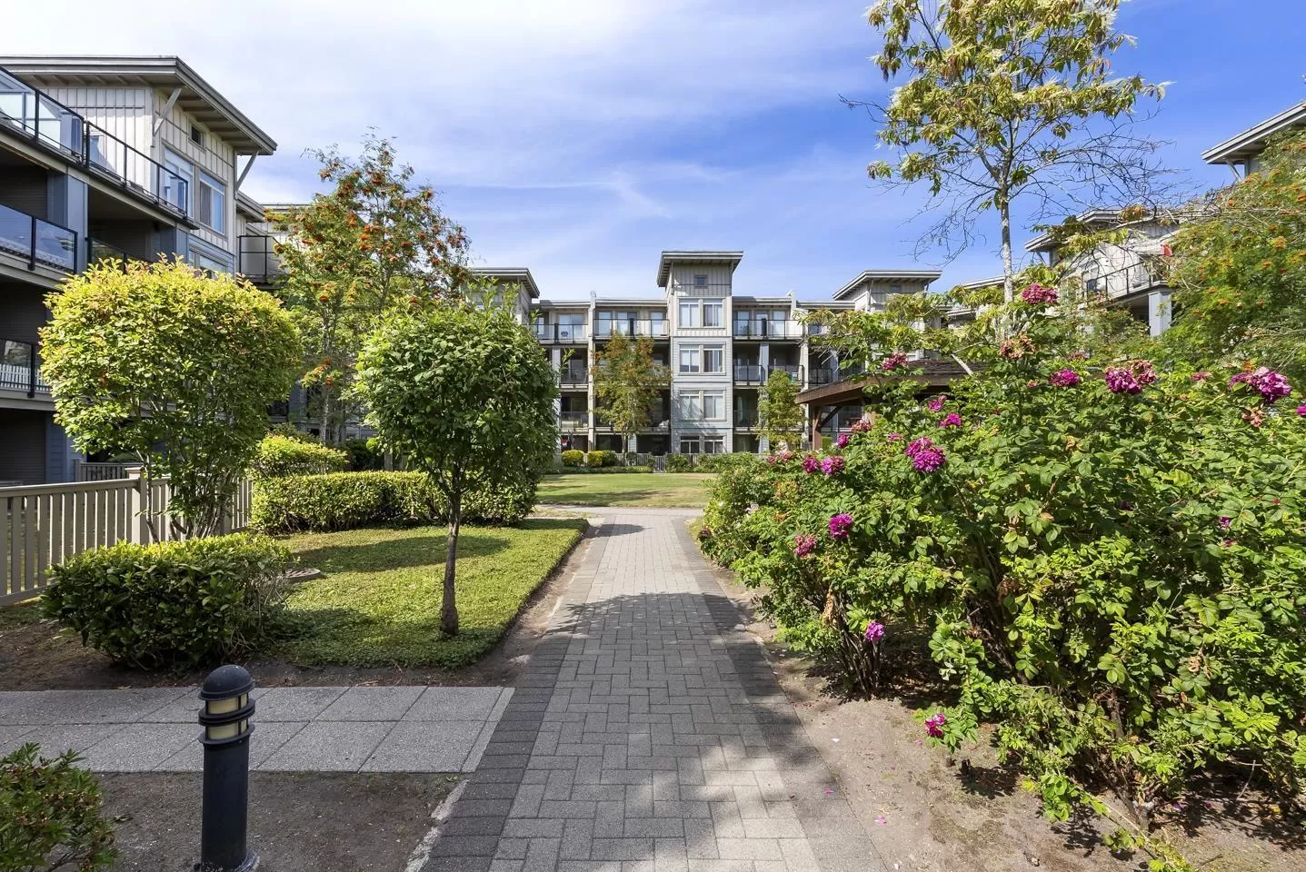 Apartment for rent: 221 15380 102a Avenue, Surrey, British Columbia V3R 0B3