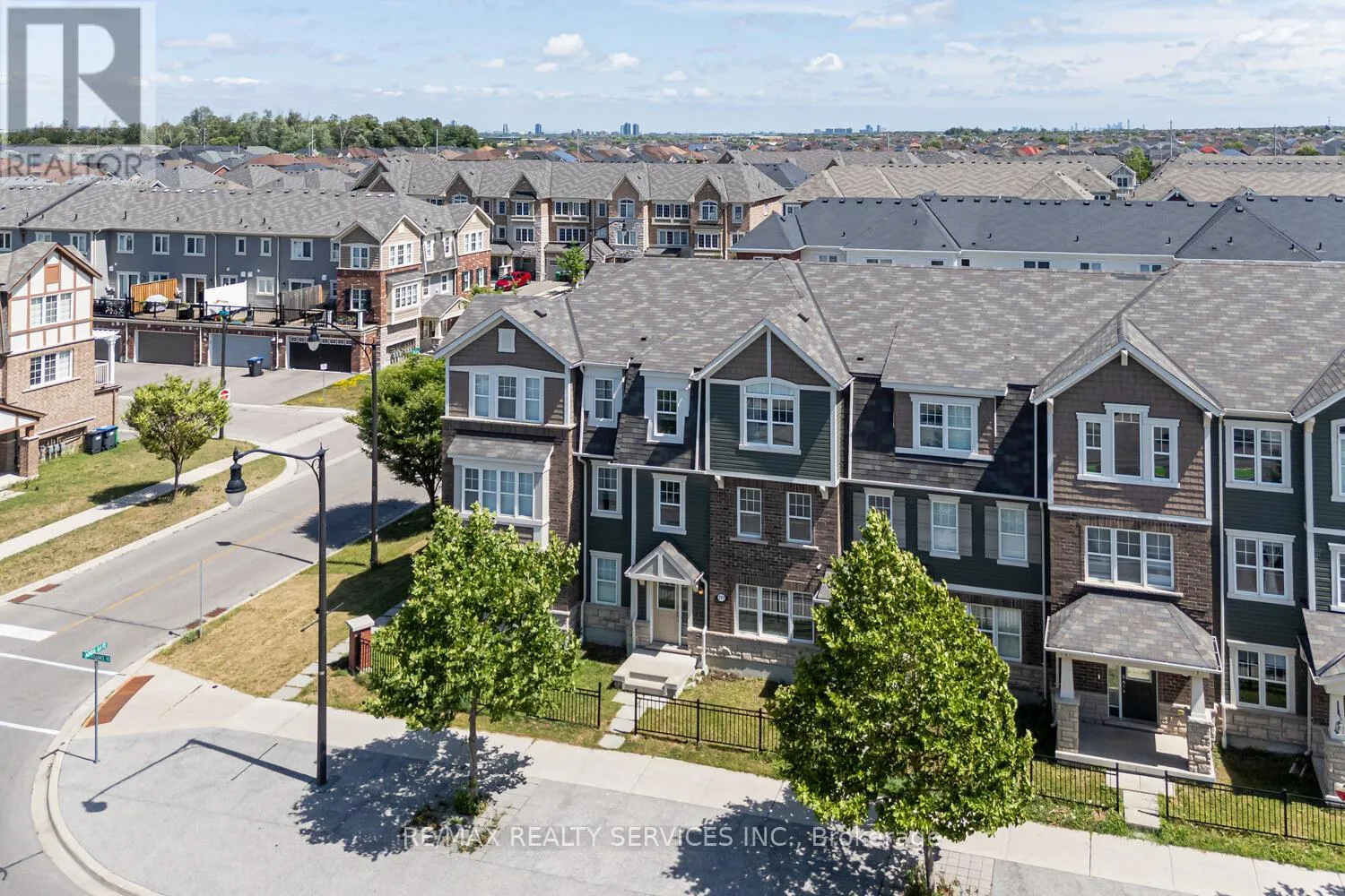 Row / Townhouse for rent: 221 Remembrance Road E, Brampton, Ontario L7A 4P1