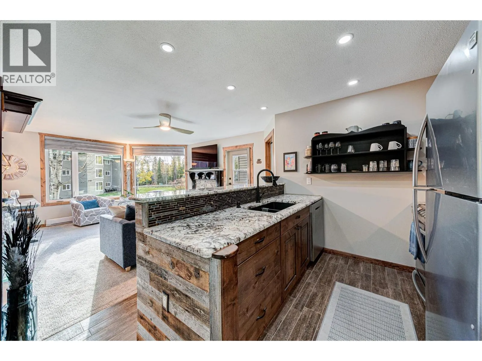 Apartment for rent: 221-4559 Timberline Crescent, Fernie, British Columbia V0B 1M6